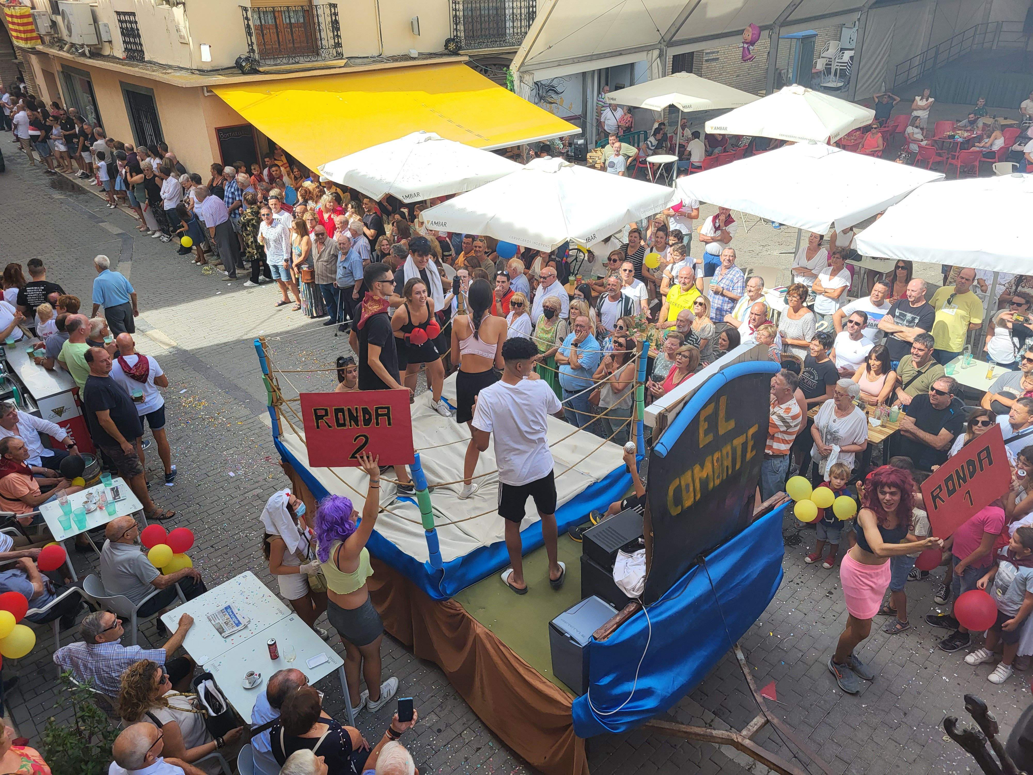 Cabalgata por las calles de Almudévar. Foto Myriam Martínez
