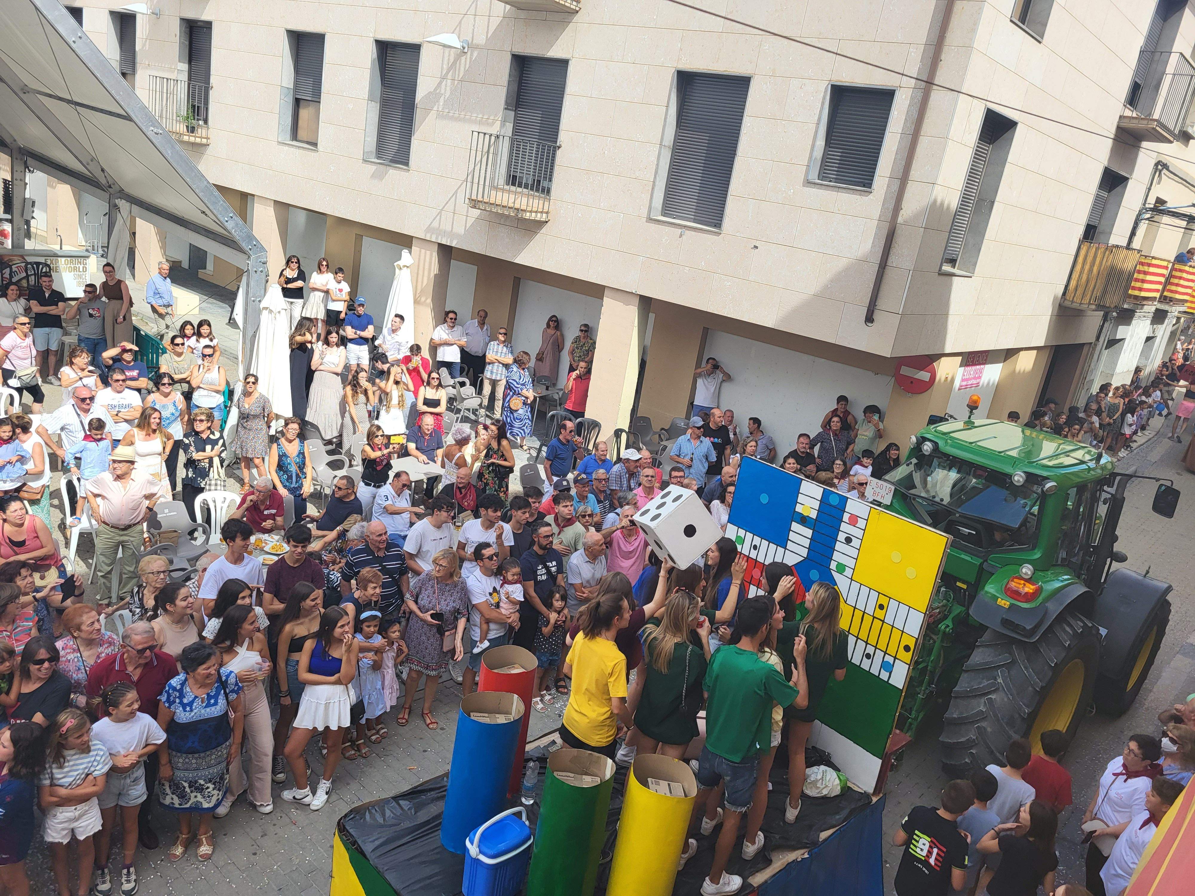Cabalgata por las calles de Almudévar. Foto Myriam Martínez