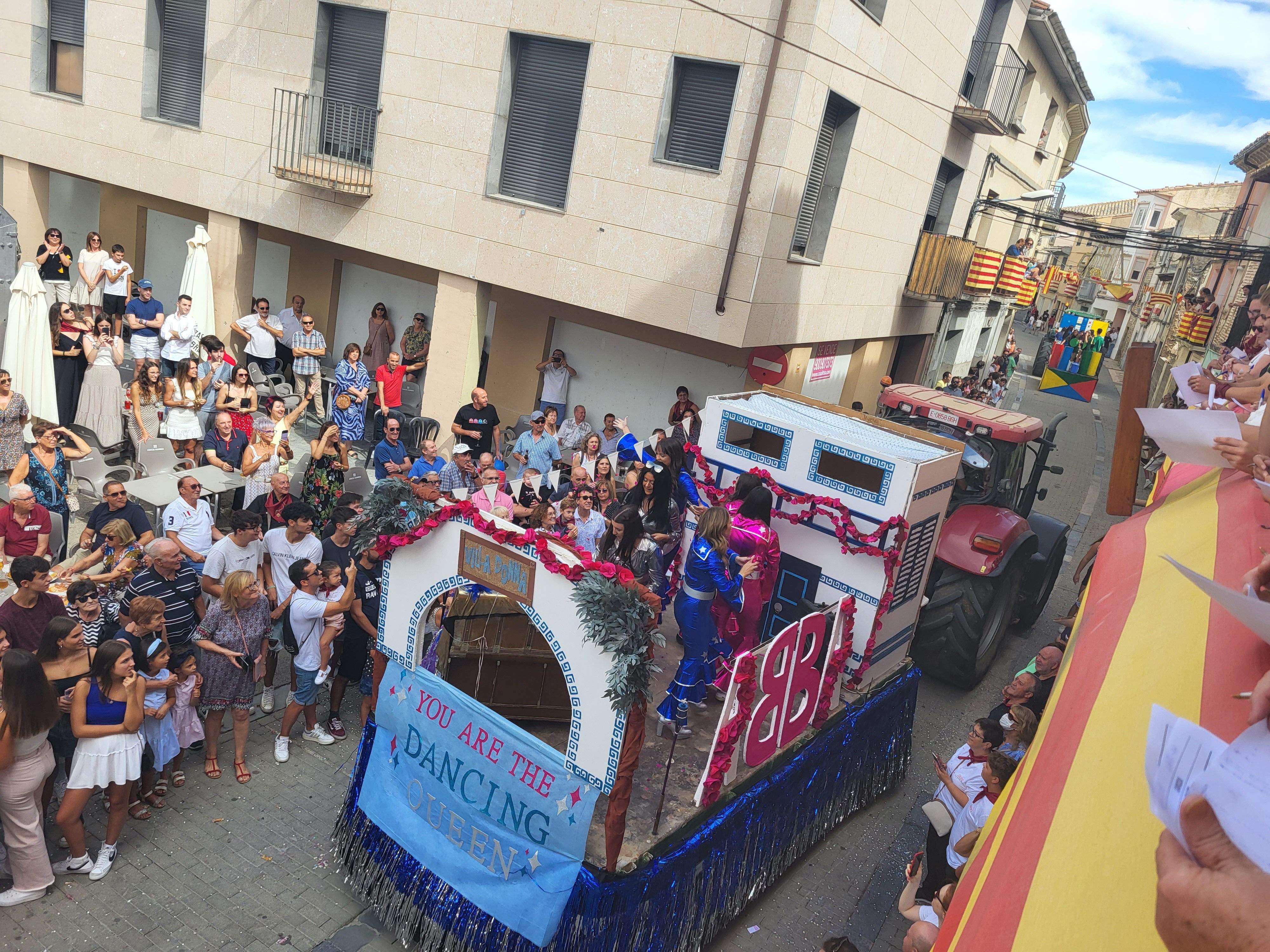 Cabalgata por las calles de Almudévar. Foto Myriam Martínez