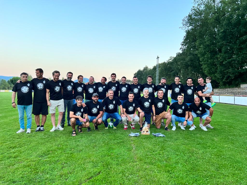 Foto de familia de los jugadores que revivieron el ascenso a Tercera.