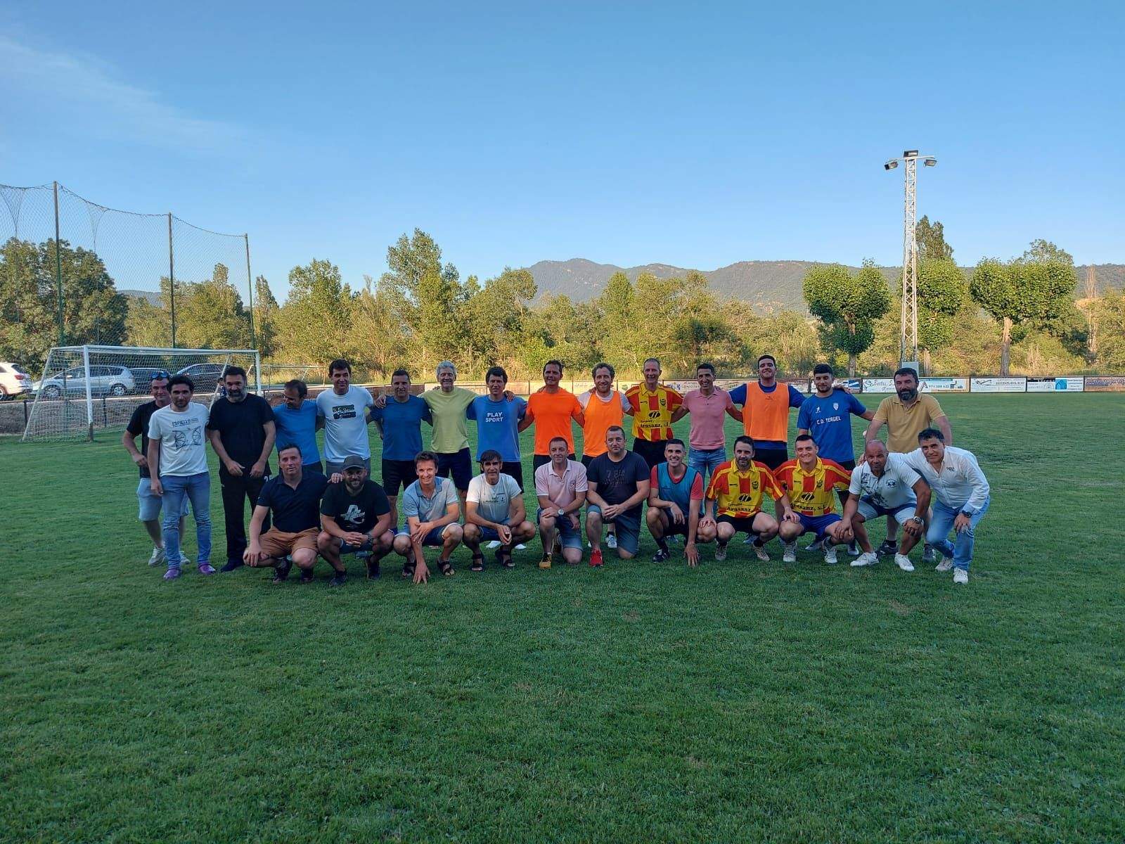 Los jugadores, preparados para el partido.