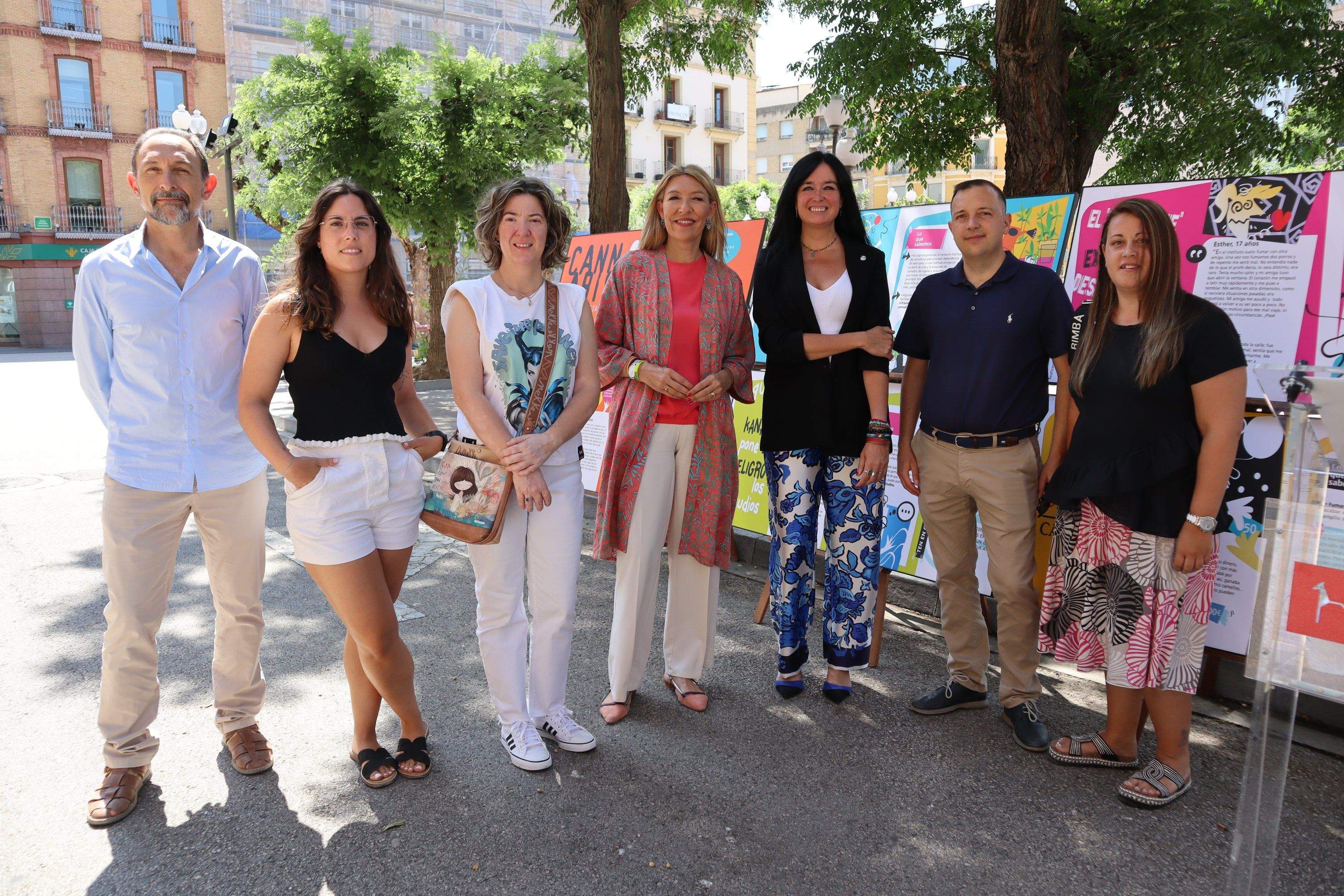 Lorena Ordina y Marta Escartín junto a miembros de la Mesa de Prevención y Promoción de la Salud.