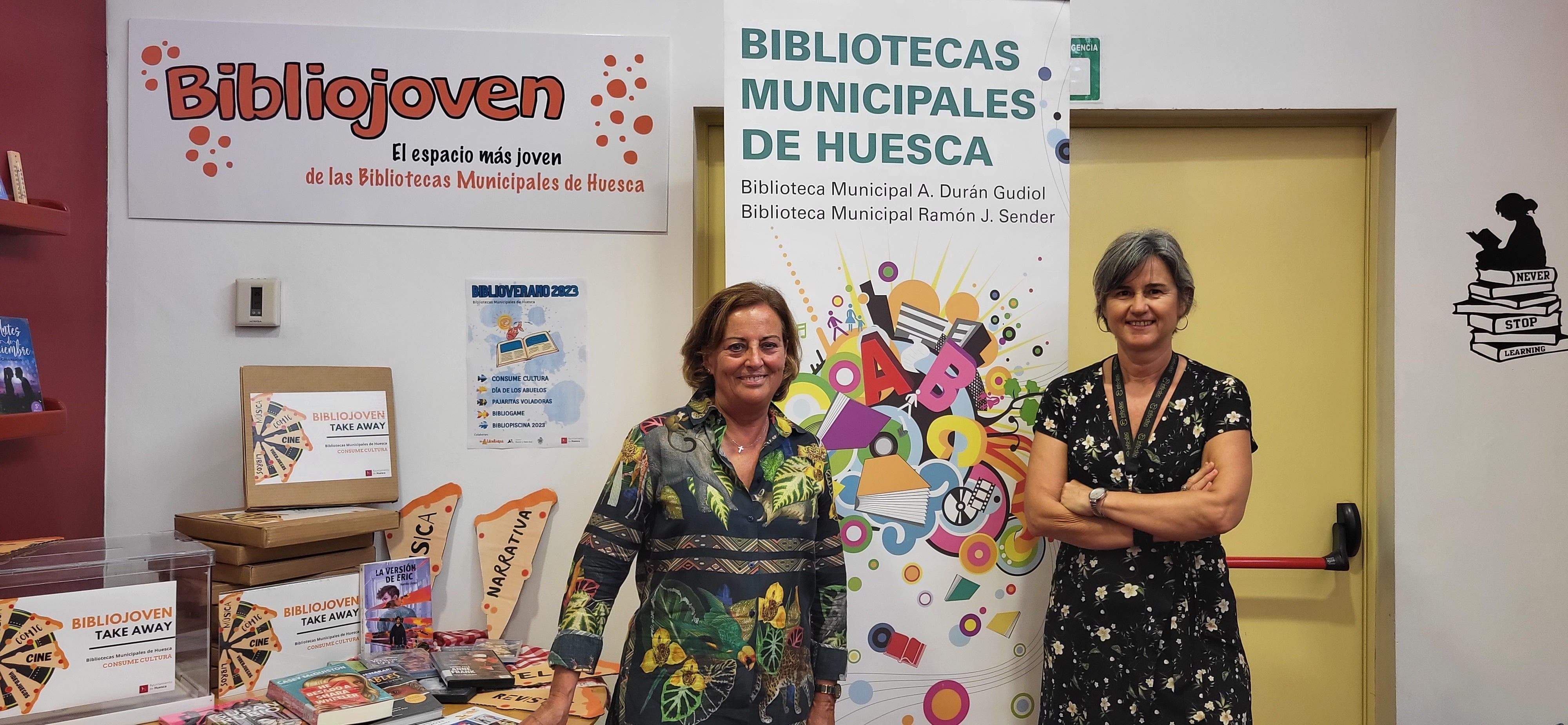 Teruca Moreno y Alicia Rey, en la biblioteca Durán Gudiol. ¿Vives en Huesca? "Take away” una pizza con sabor a cómic, narrativa y videojuego ¡Deliciosa!. Foto Myriam Martínez