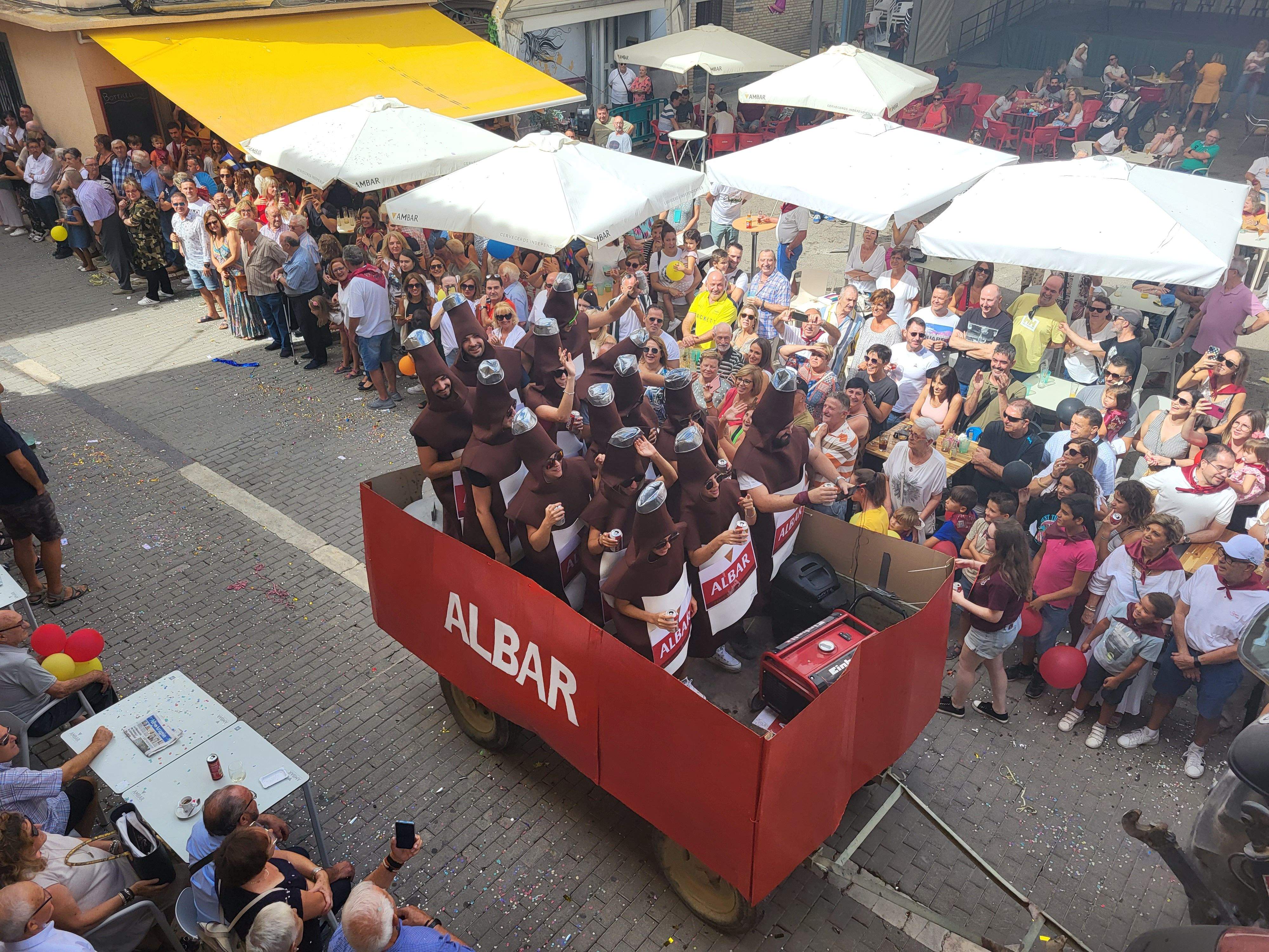 Cabalgata por las calles de Almudévar. Foto Myriam Martínez
