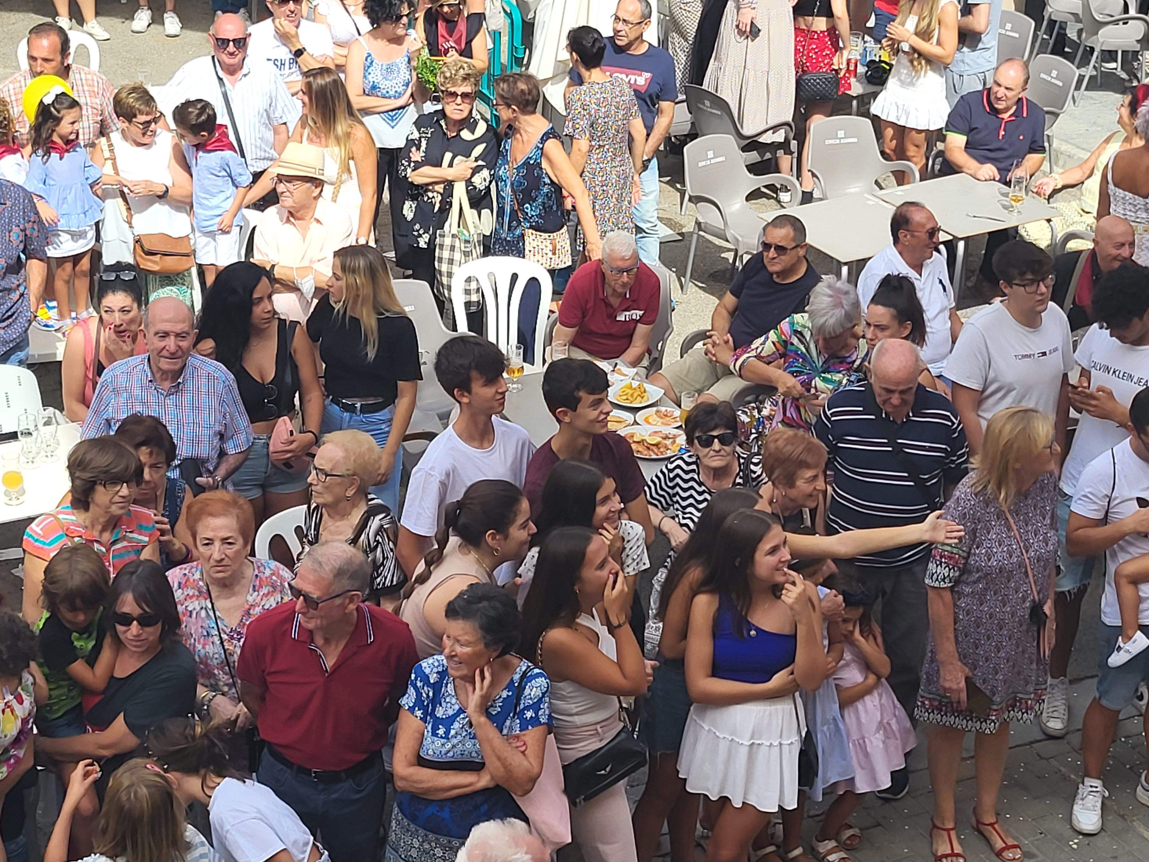 Cabalgata por las calles de Almudévar. Foto Myriam Martínez