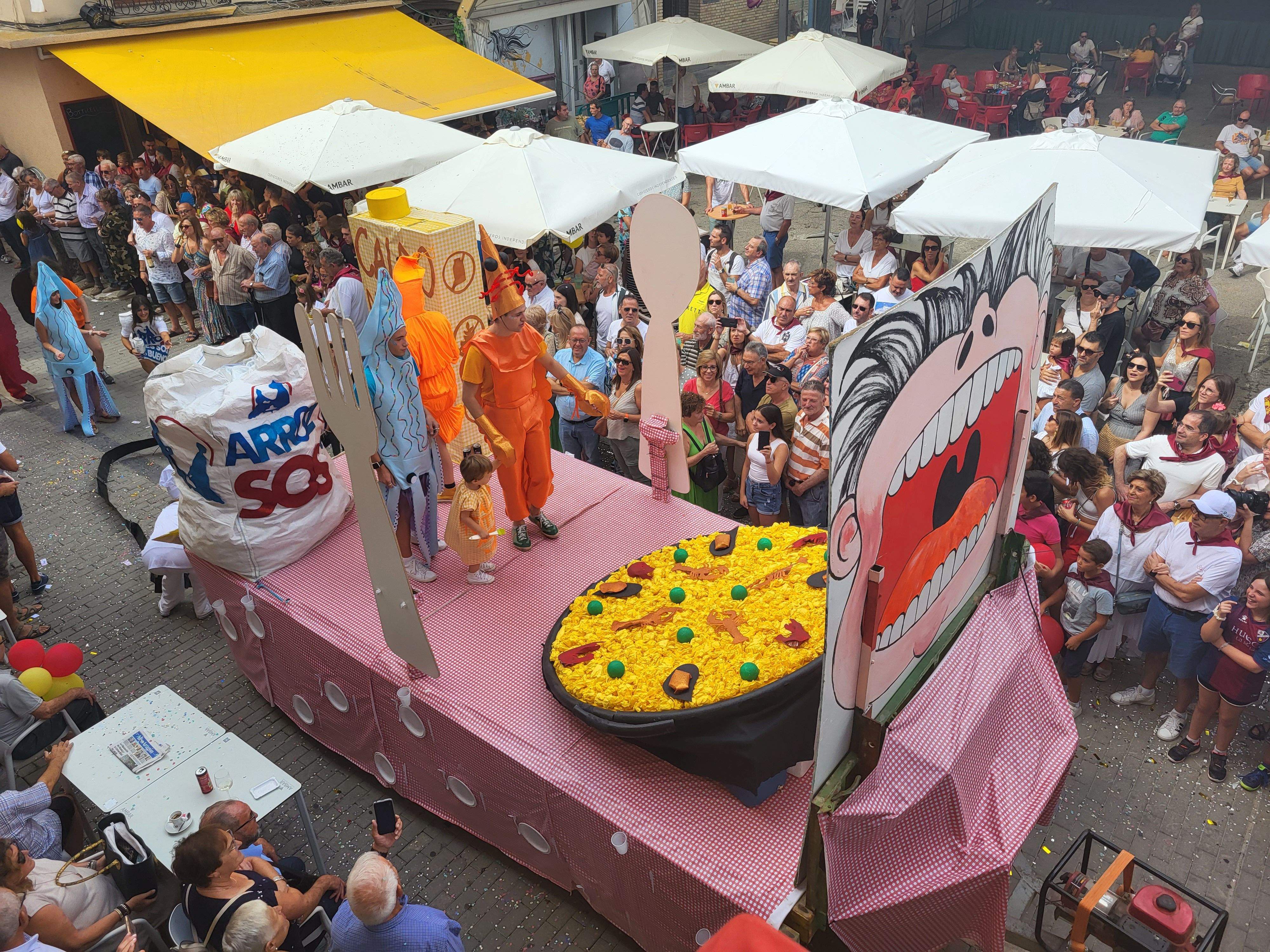 Cabalgata por las calles de Almudévar. Foto Myriam Martínez