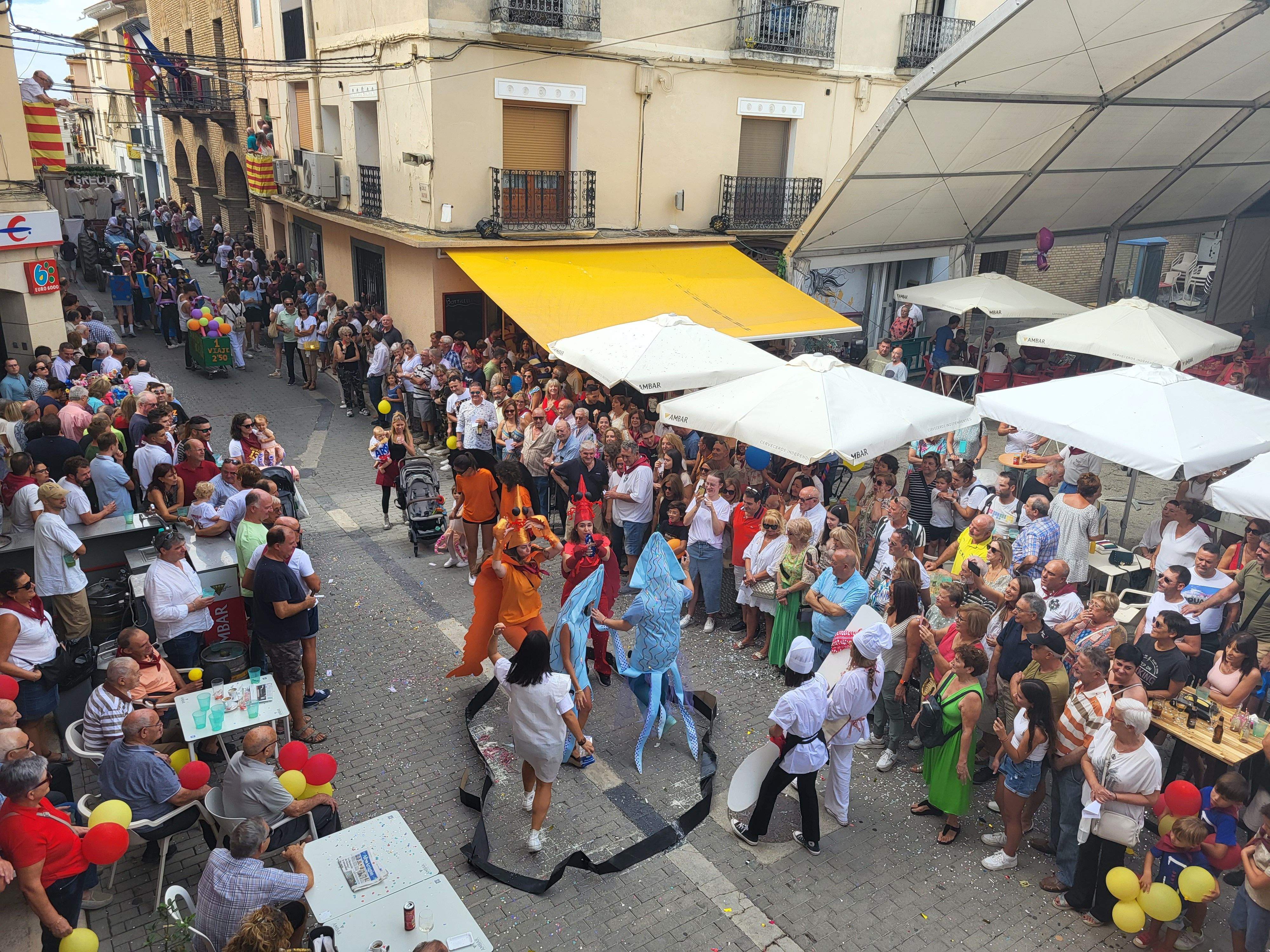 Cabalgata por las calles de Almudévar. Foto Myriam Martínez