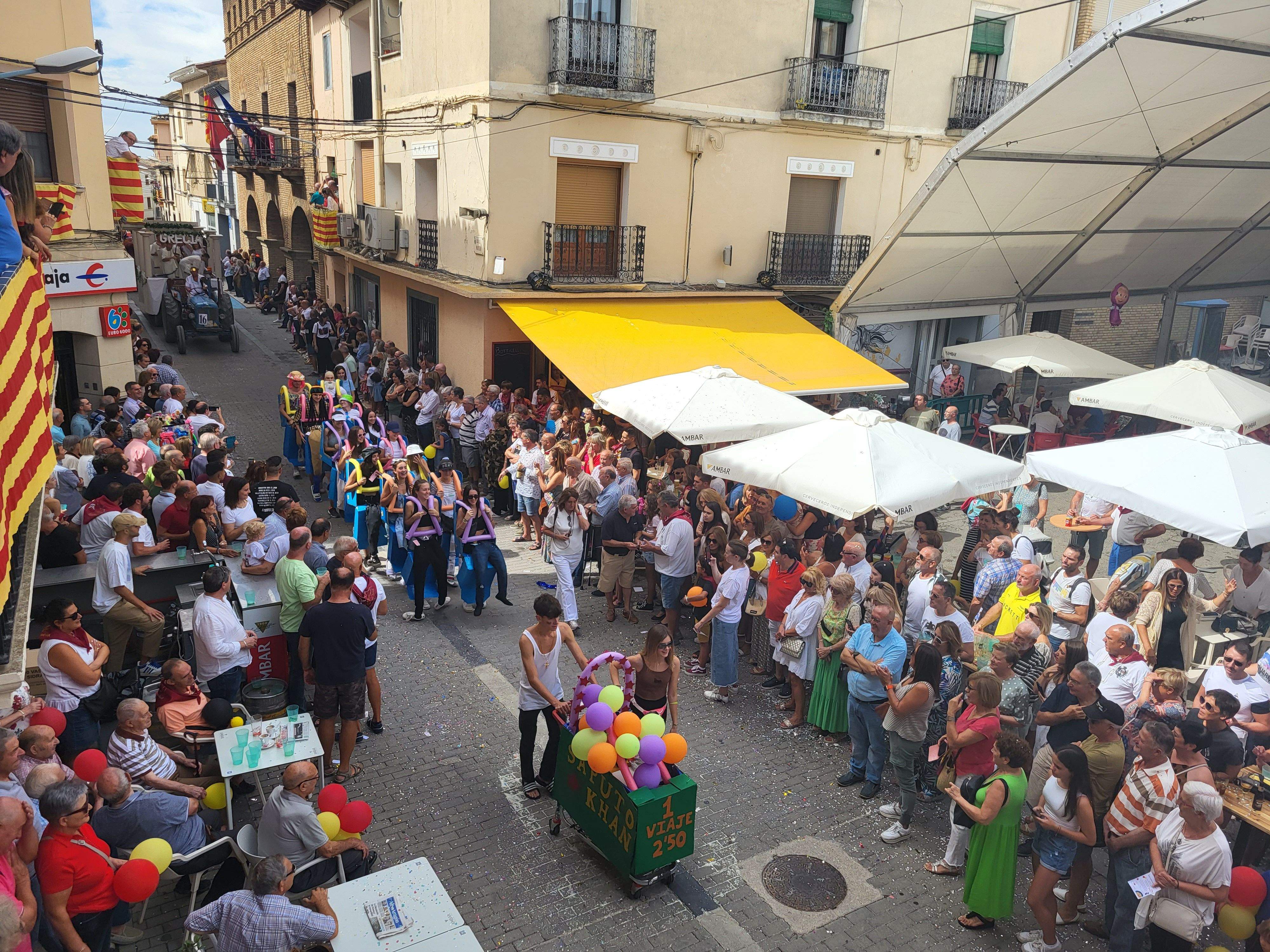 Cabalgata por las calles de Almudévar. Foto Myriam Martínez