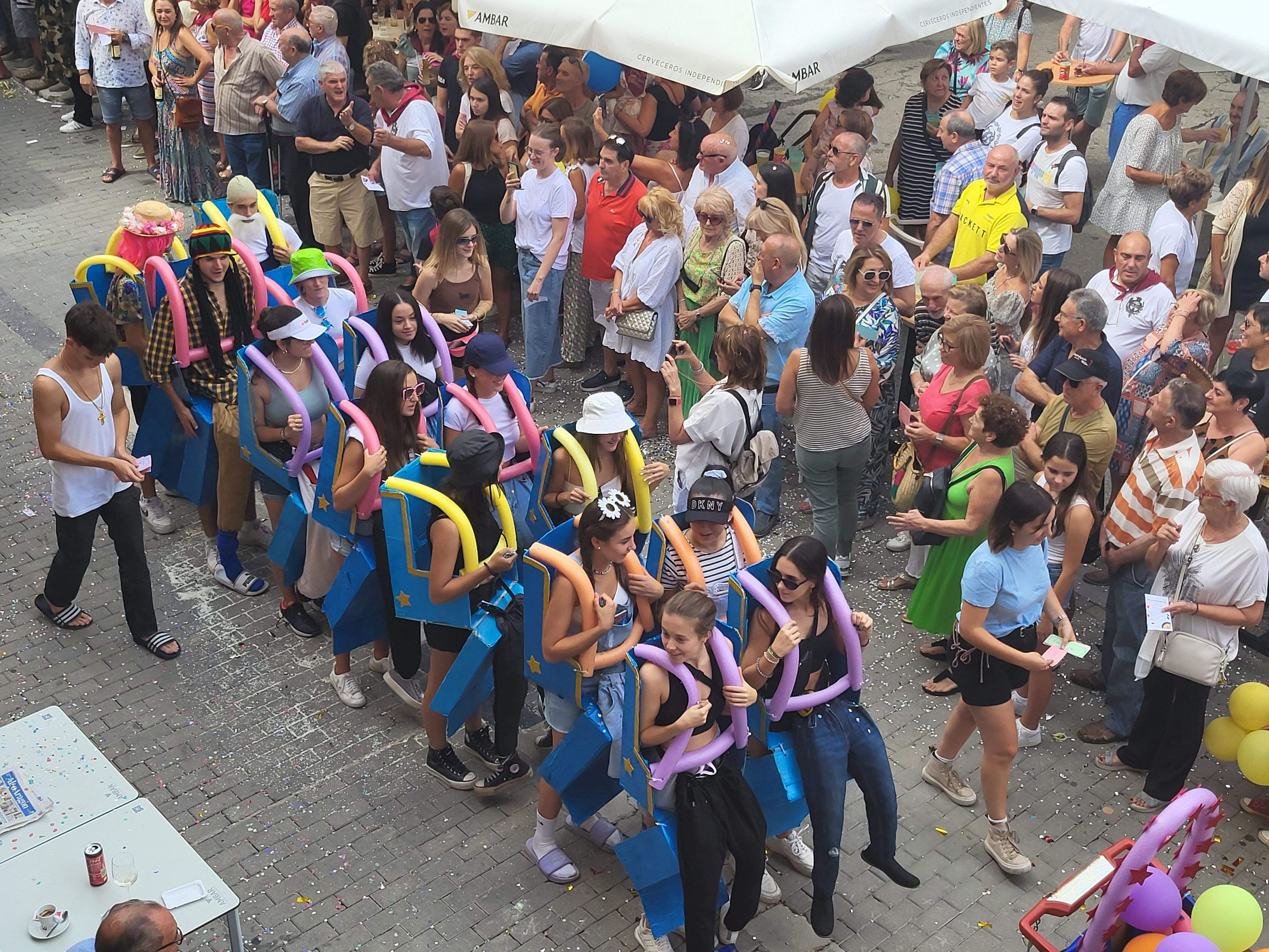 Cabalgata por las calles de Almudévar. Foto Myriam Martínez