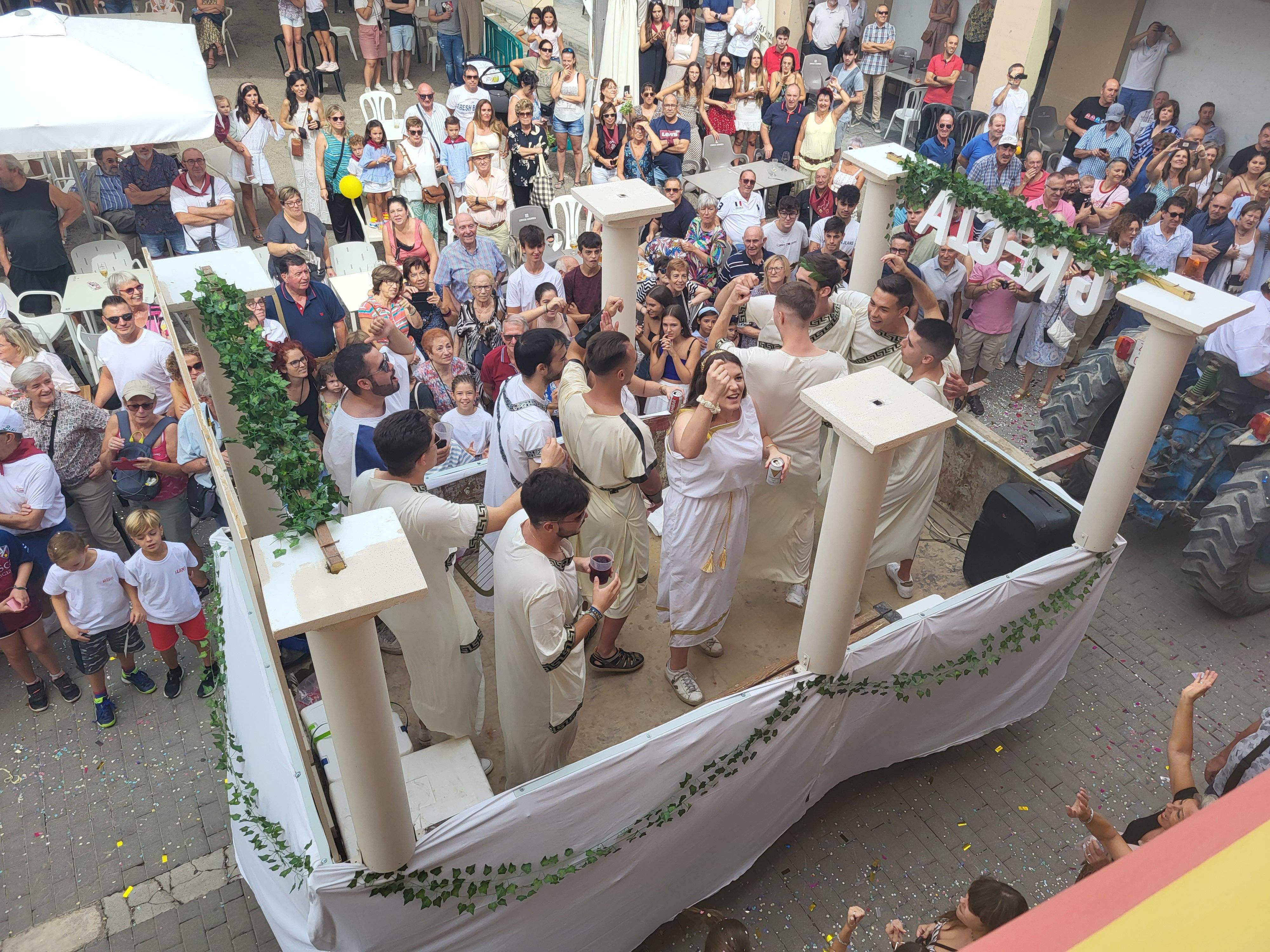 Cabalgata por las calles de Almudévar. Foto Myriam Martínez