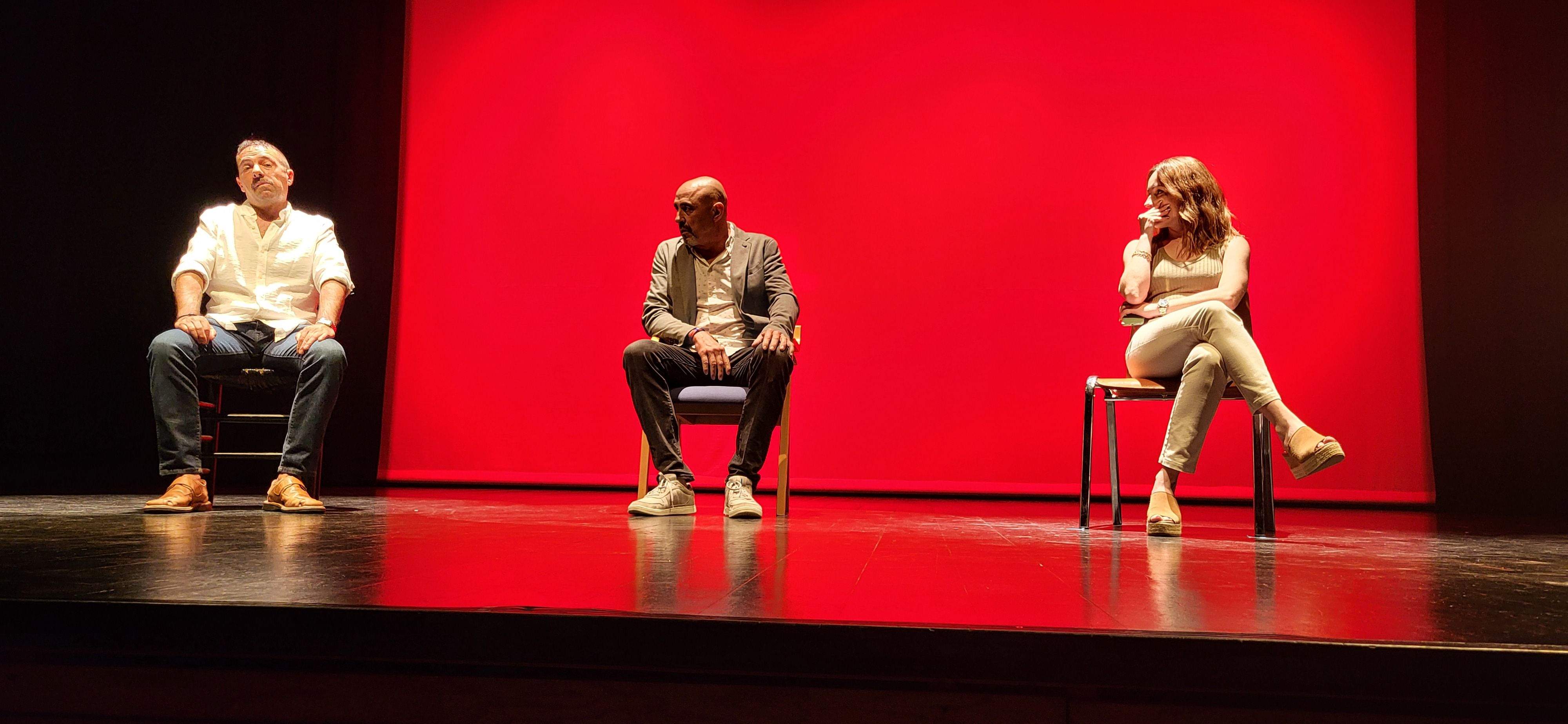  Los Salvatierra y la obra "Garnacha negra". Foto Myriam Martínez