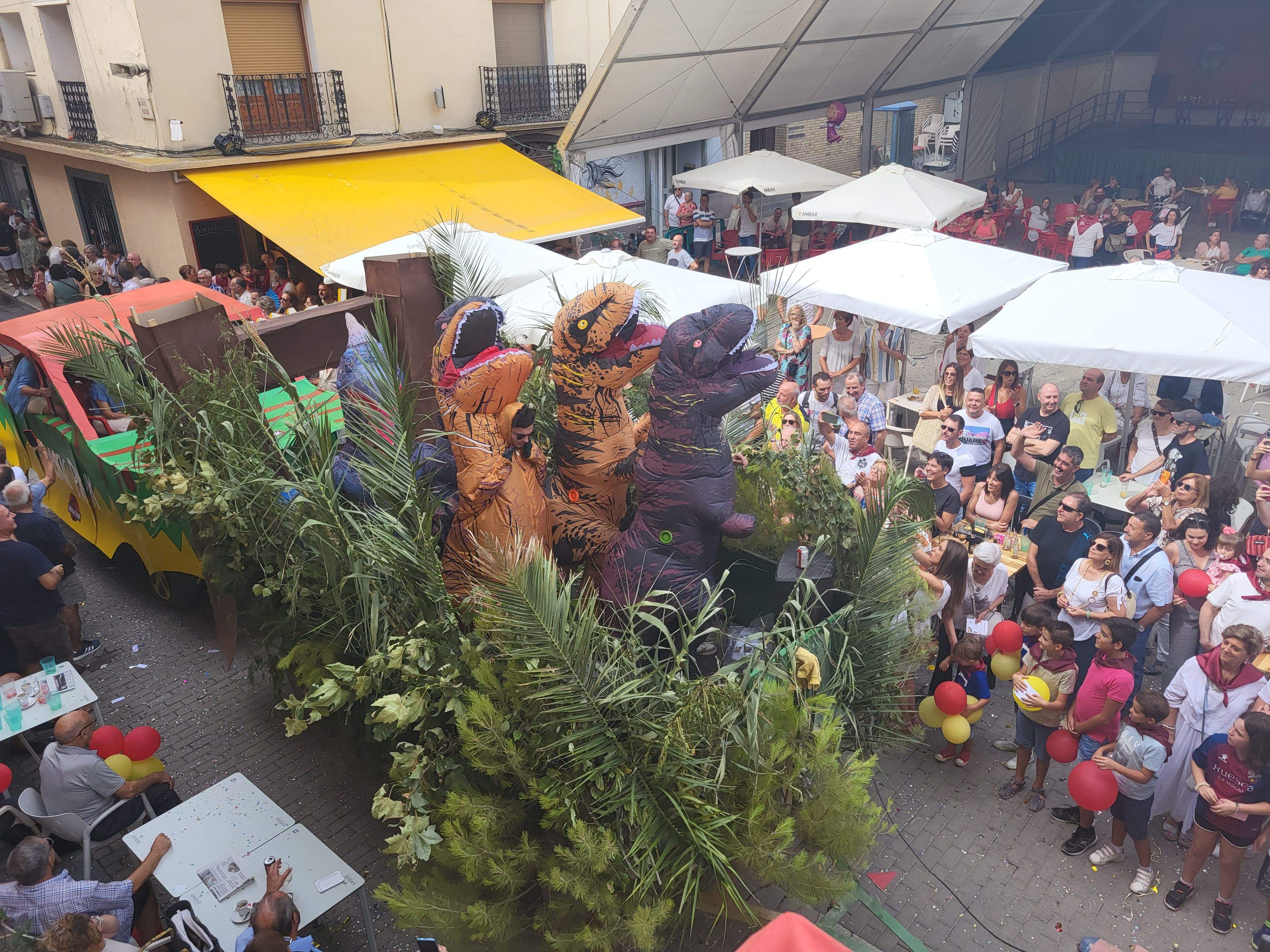Cabalgata por las calles de Almudévar. Foto Myriam Martínez