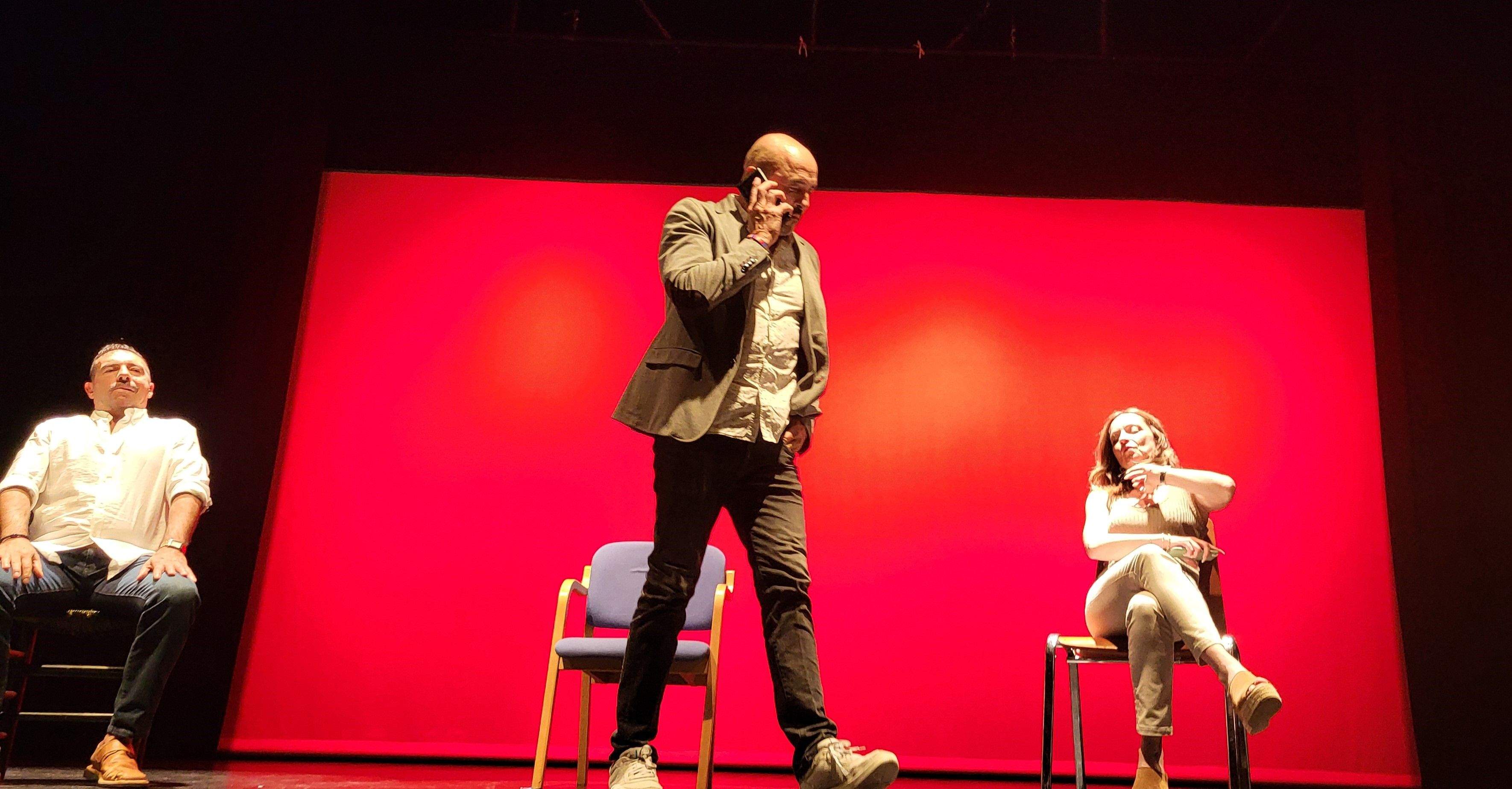  Los Salvatierra y la obra "Garnacha negra". Foto Myriam Martínez