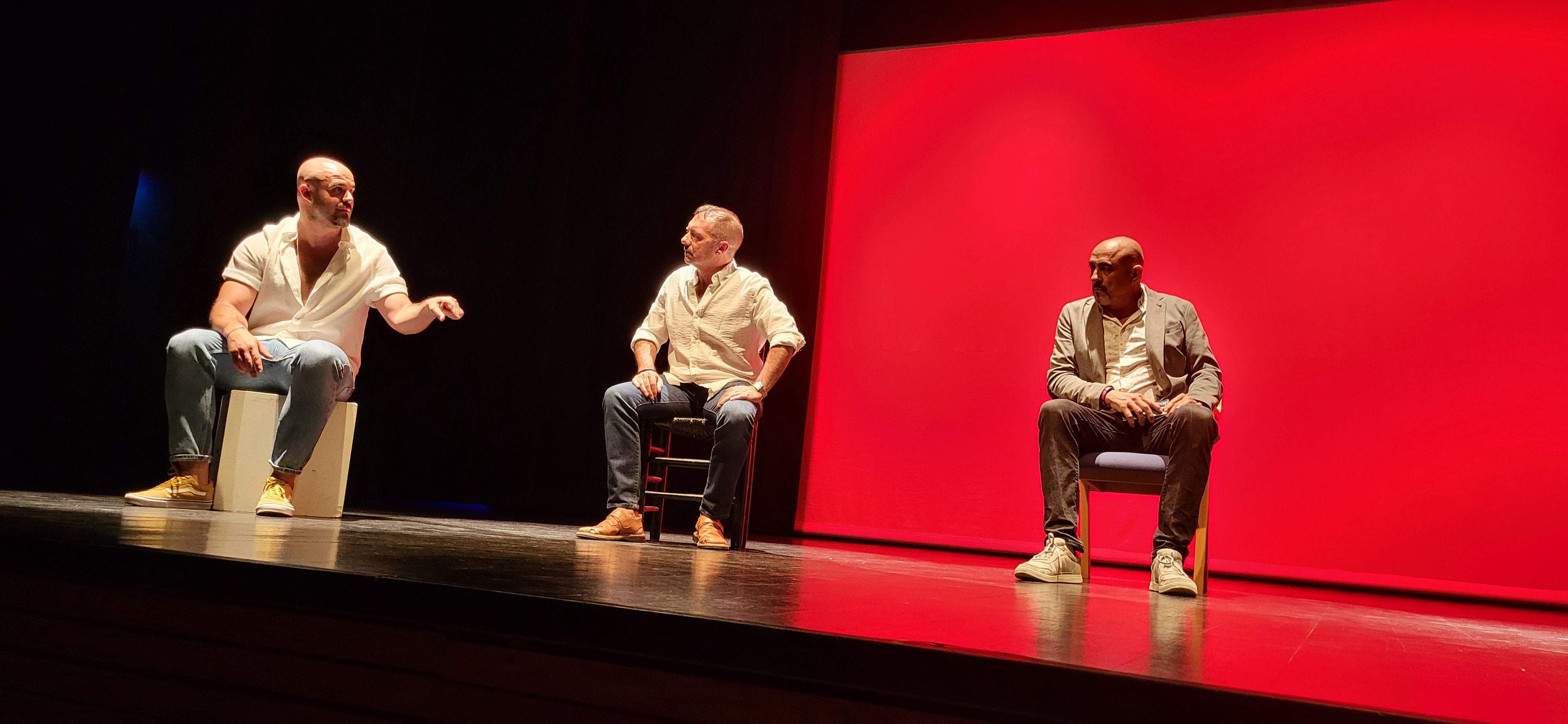  Los Salvatierra y la obra "Garnacha negra". Foto Myriam Martínez