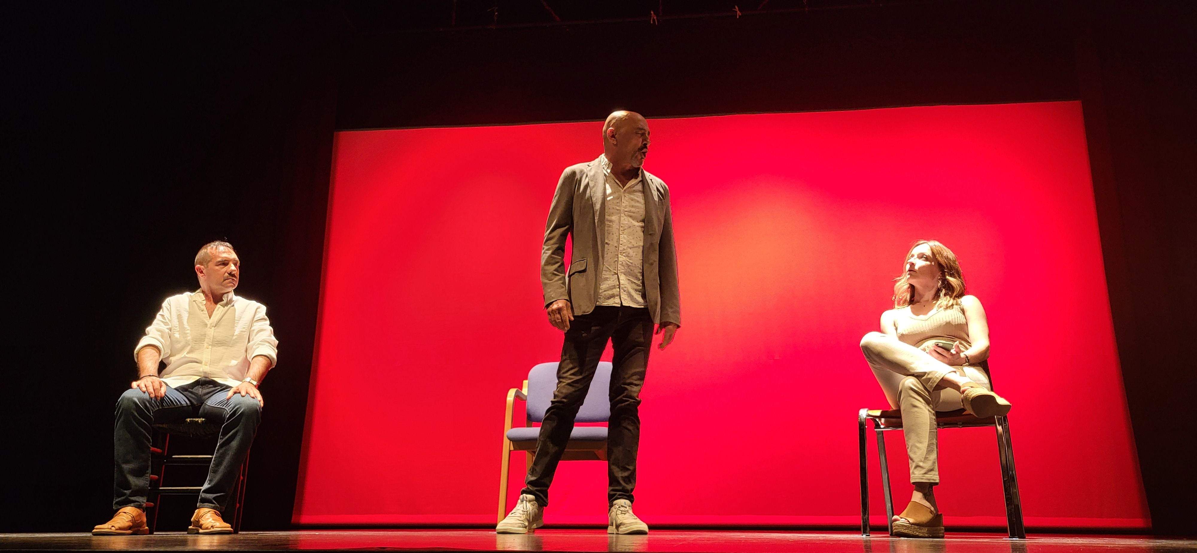  Los Salvatierra y la obra "Garnacha negra". Foto Myriam Martínez