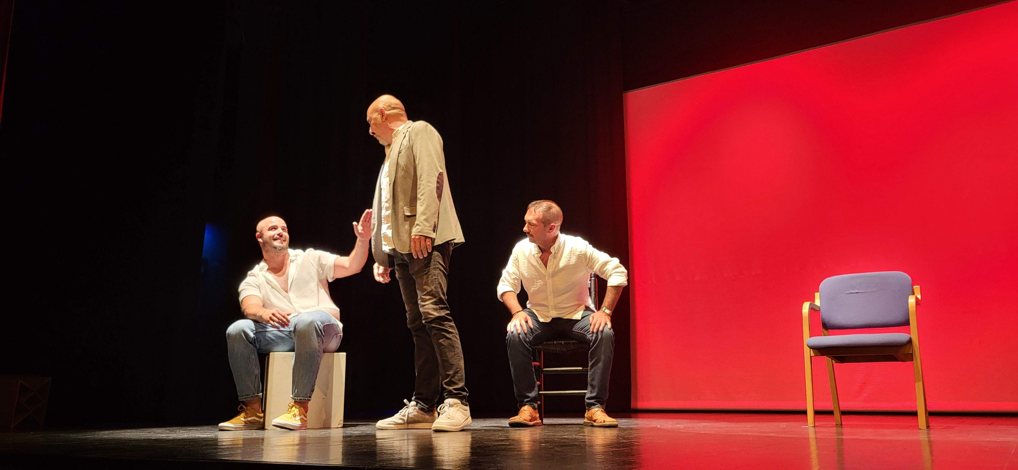  Los Salvatierra y la obra "Garnacha negra". Foto Myriam Martínez