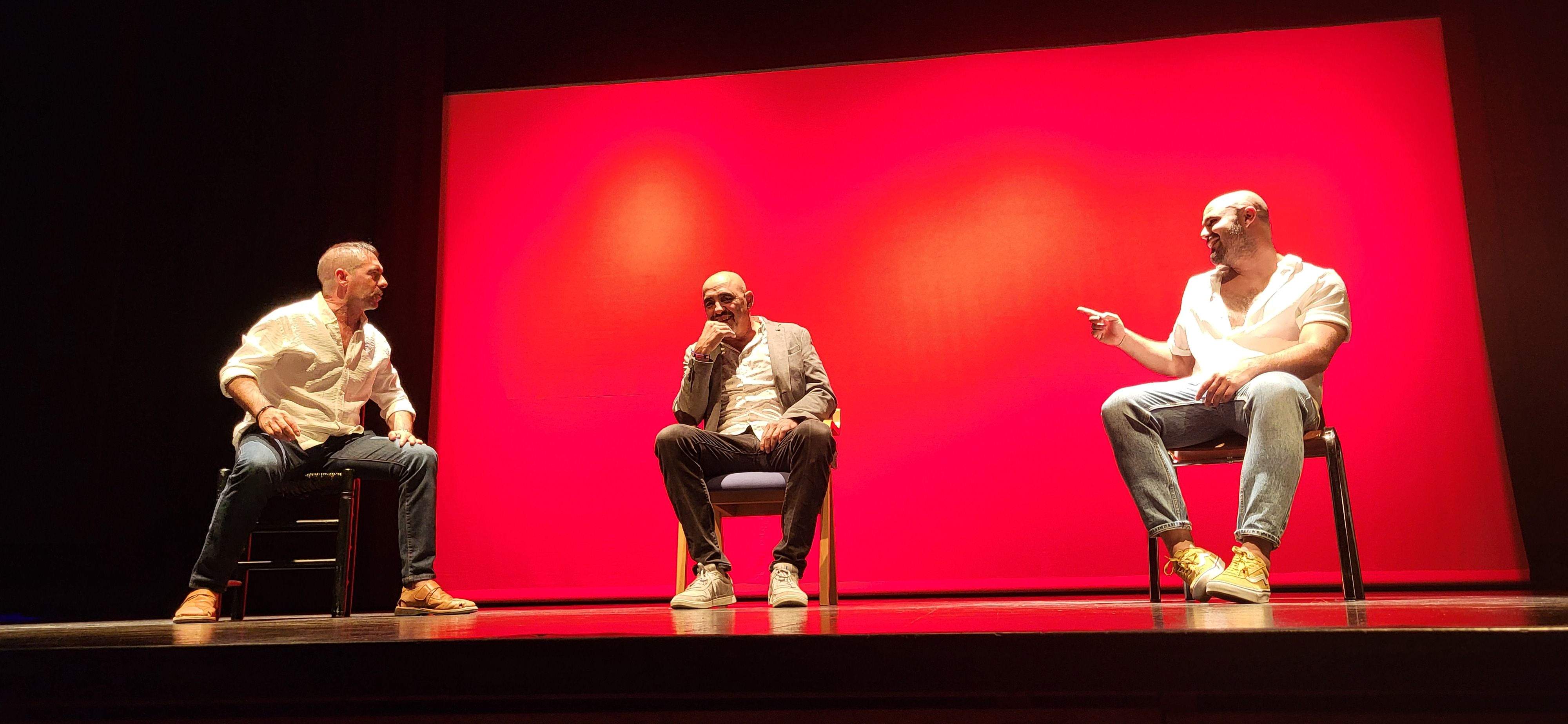  Los Salvatierra y la obra "Garnacha negra". Foto Myriam Martínez