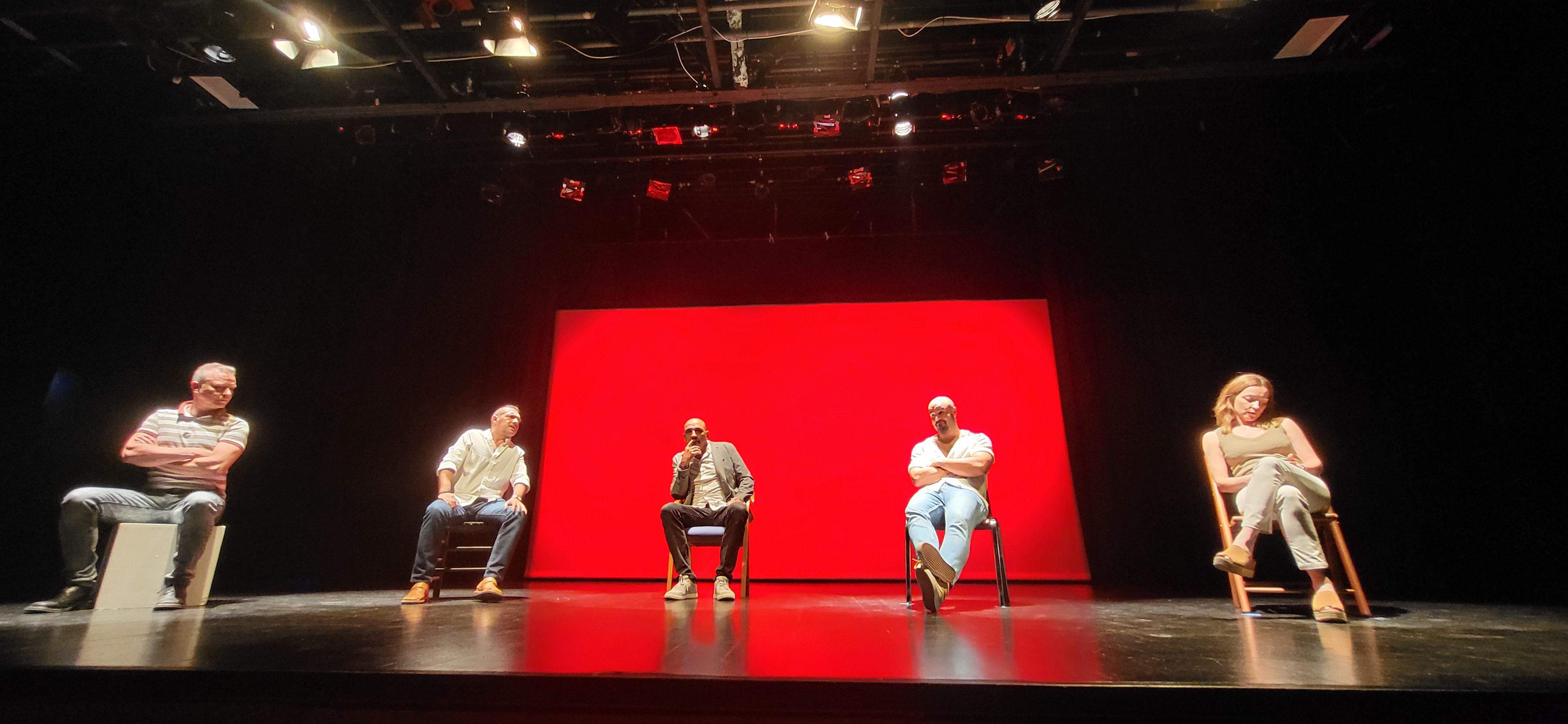  Los Salvatierra y la obra "Garnacha negra". Foto Myriam Martínez