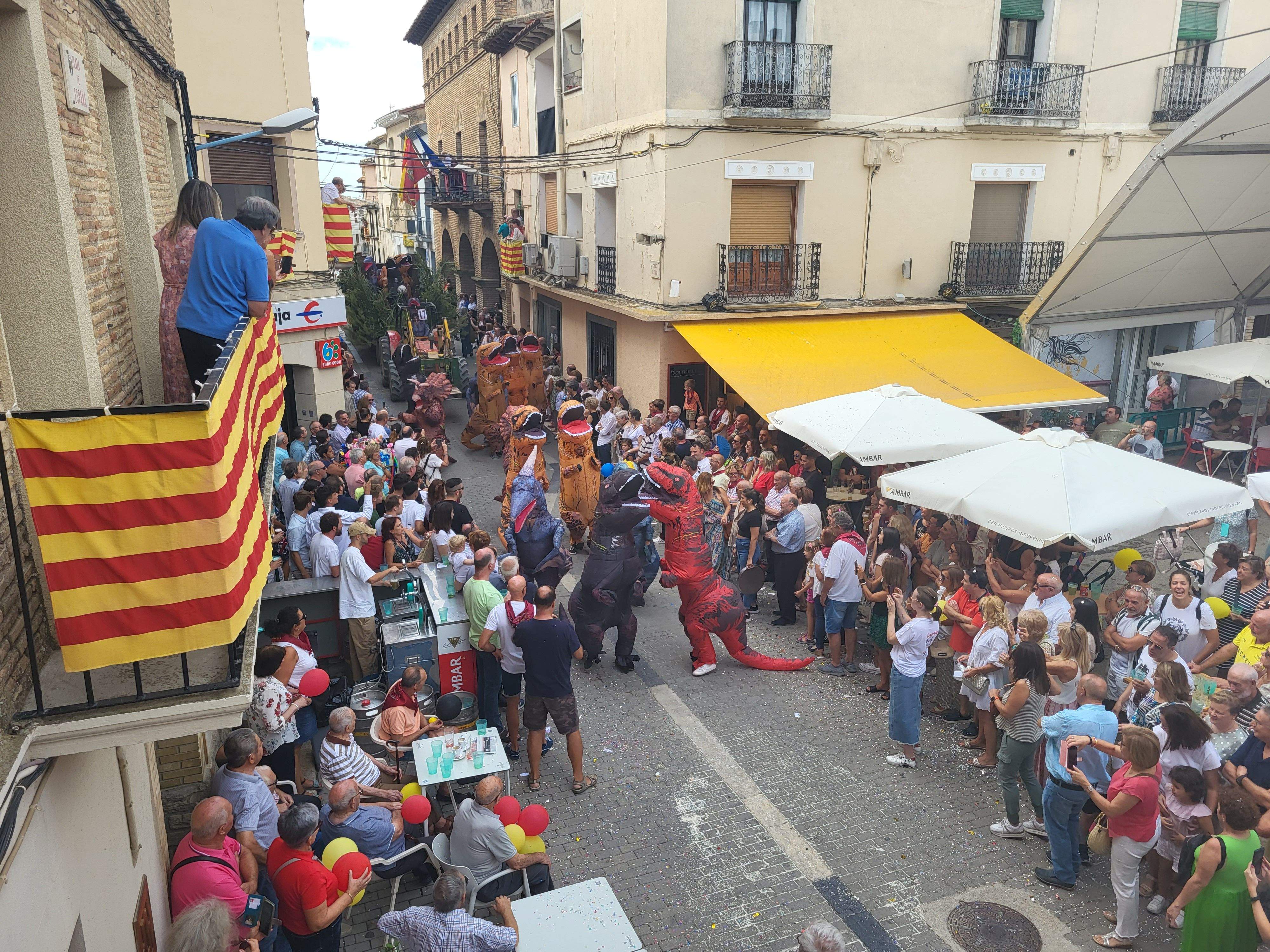 Cabalgata por las calles de Almudévar. Foto Myriam Martínez