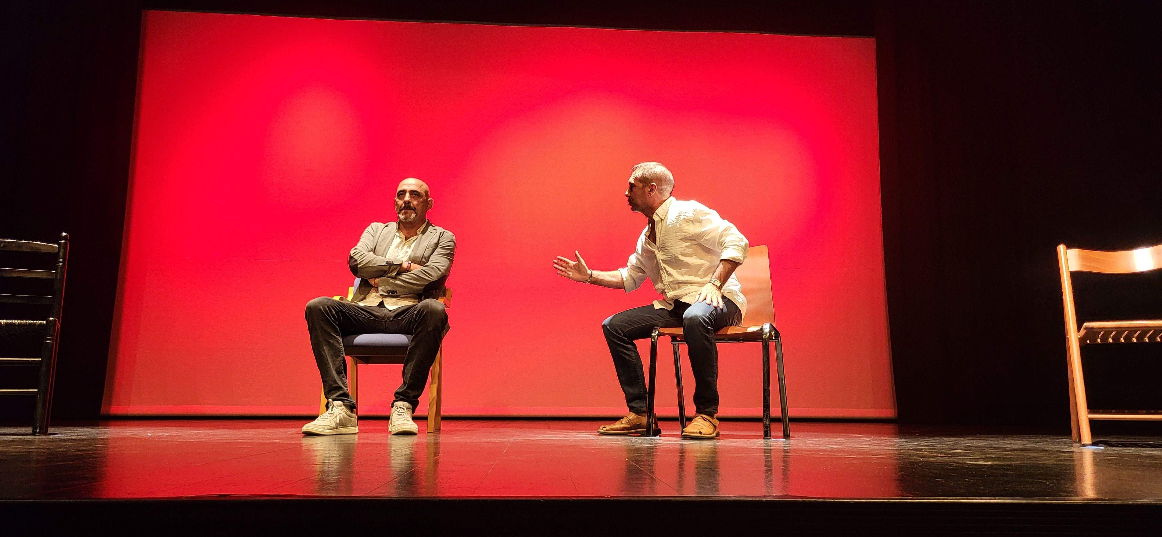  Los Salvatierra y la obra "Garnacha negra". Foto Myriam Martínez