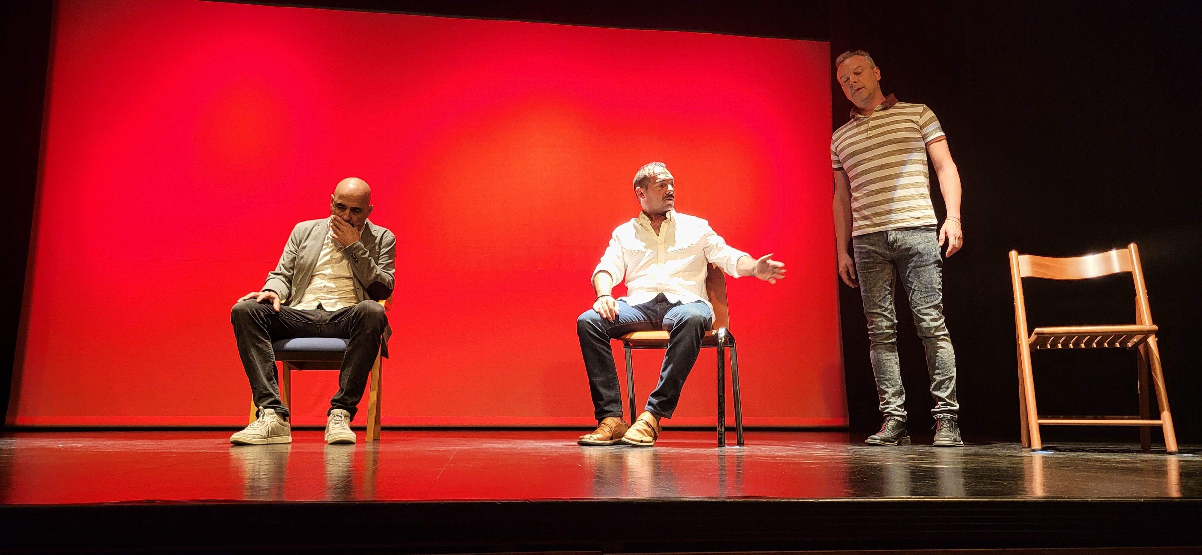  Los Salvatierra y la obra "Garnacha negra". Foto Myriam Martínez