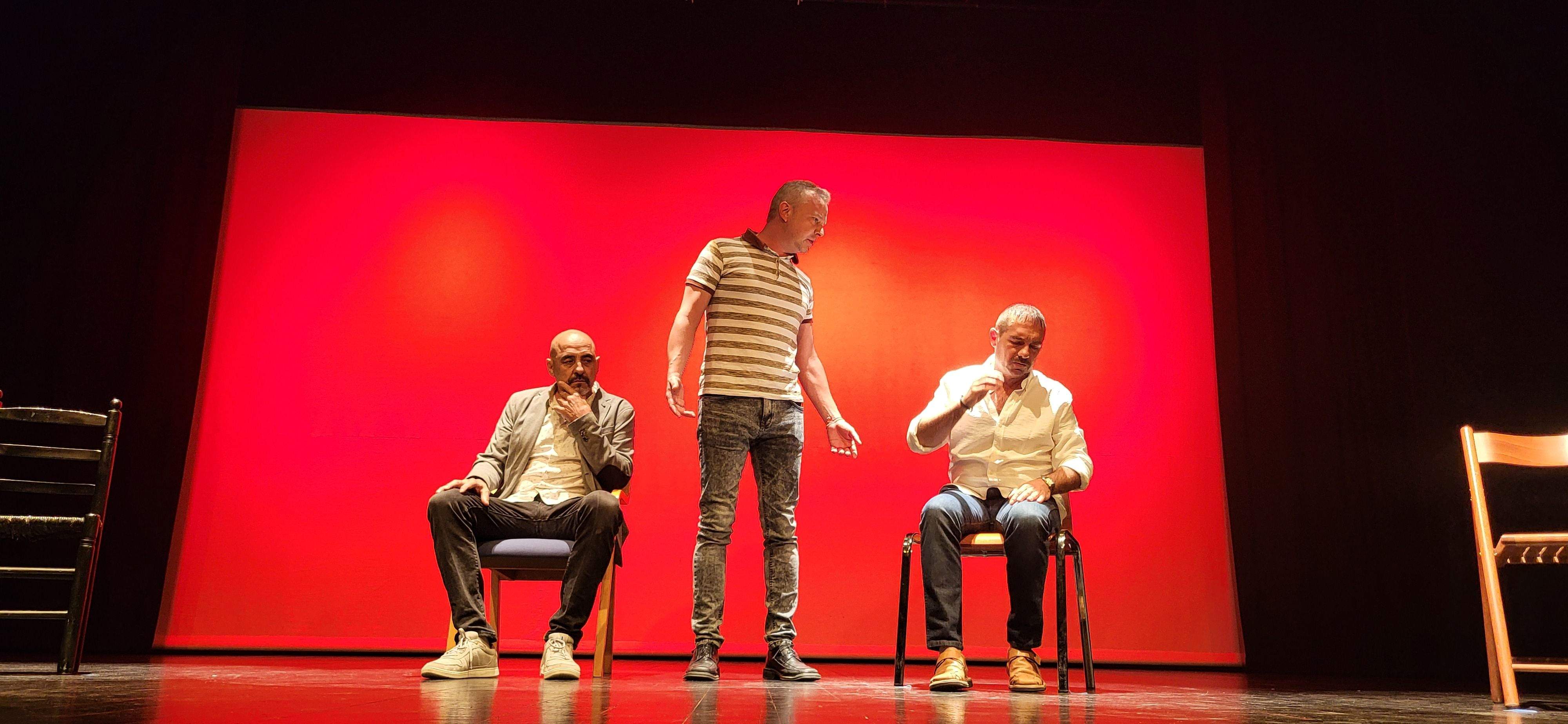  Los Salvatierra y la obra "Garnacha negra". Foto Myriam Martínez