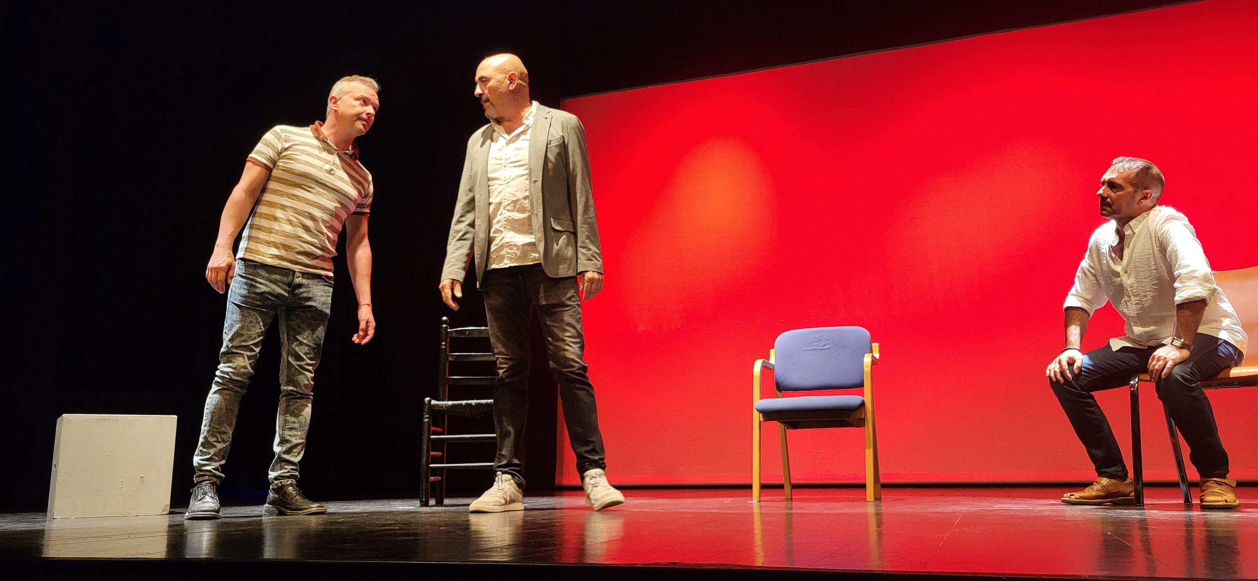  Los Salvatierra y la obra "Garnacha negra". Foto Myriam Martínez