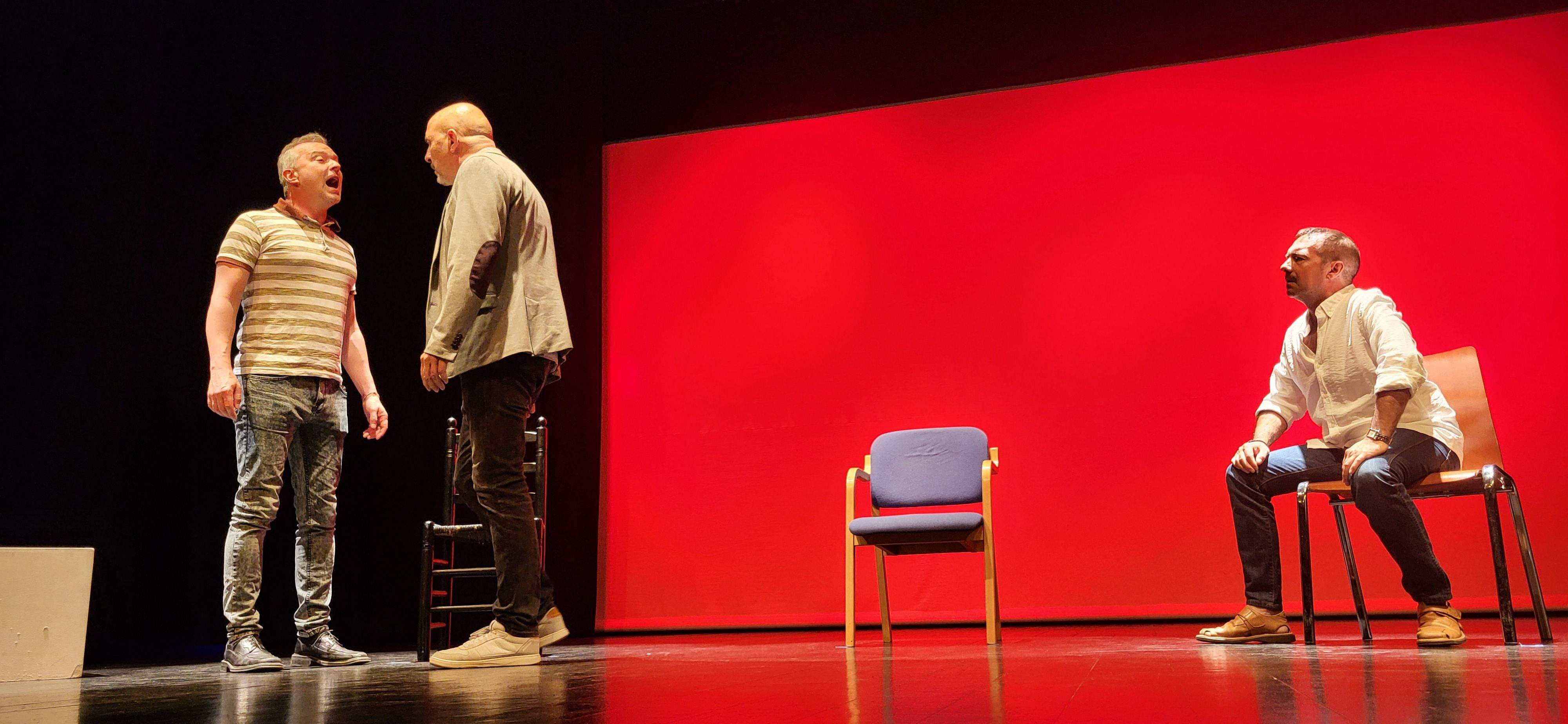  Los Salvatierra y la obra "Garnacha negra". Foto Myriam Martínez