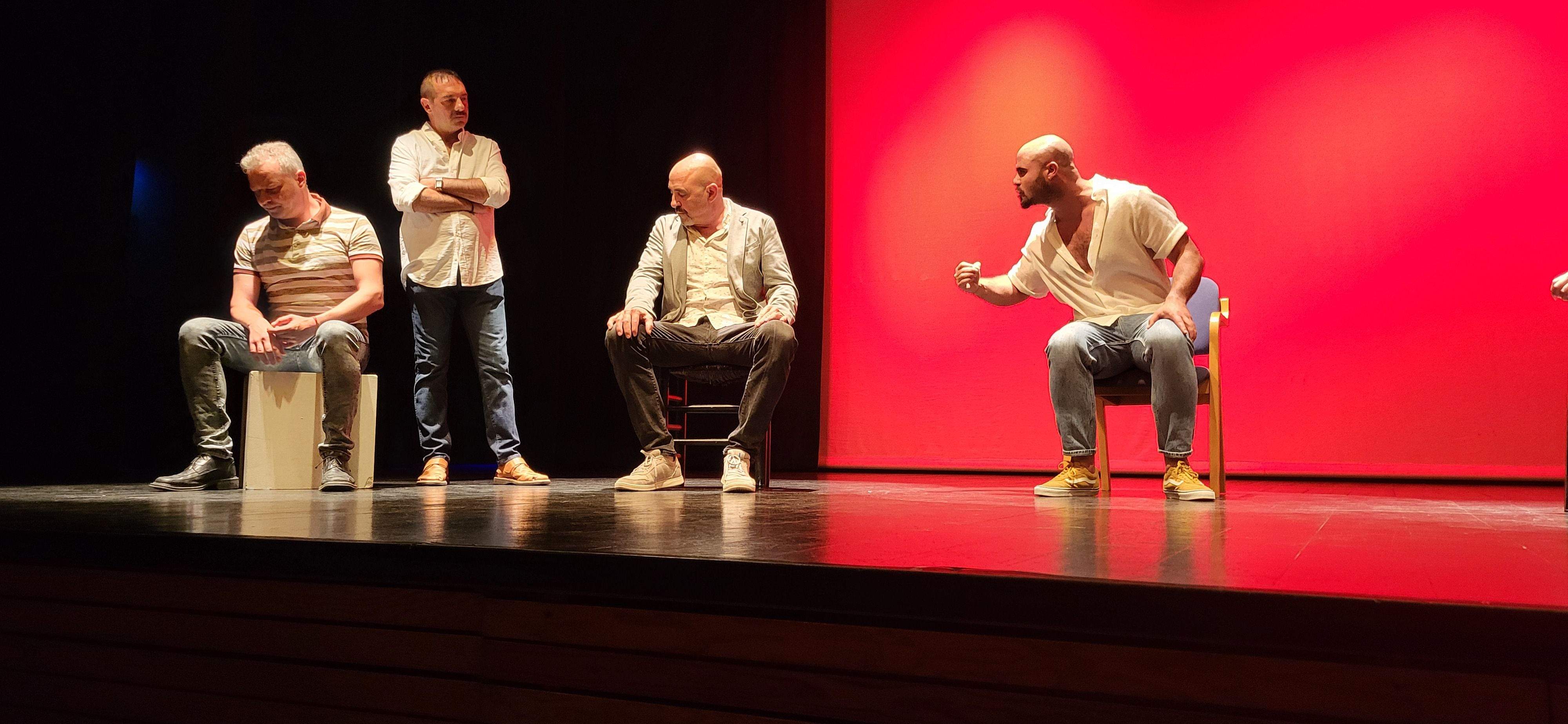  Los Salvatierra y la obra "Garnacha negra". Foto Myriam Martínez