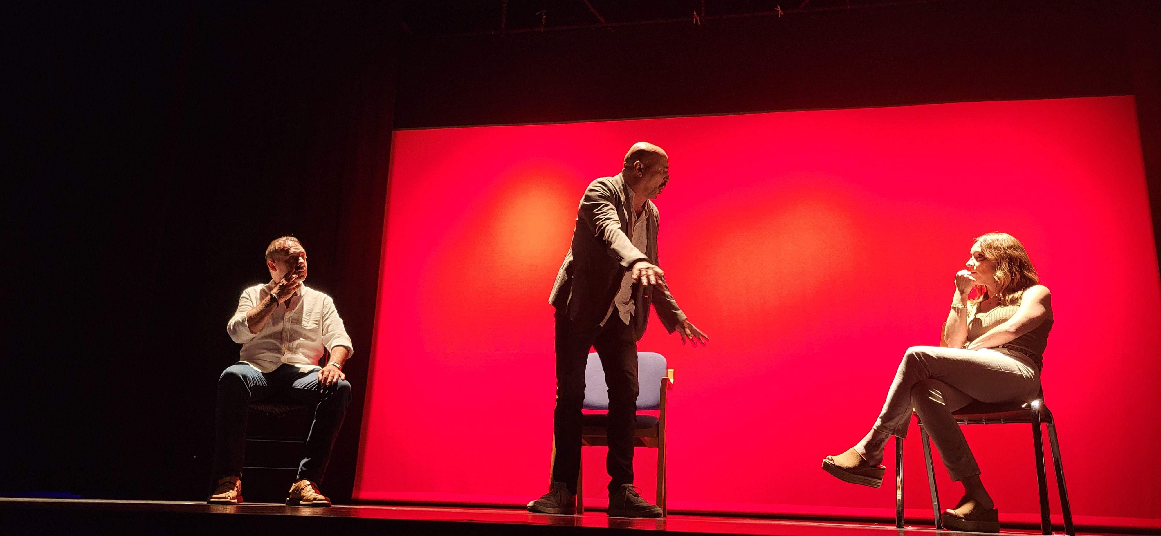  Los Salvatierra y la obra "Garnacha negra". Foto Myriam Martínez