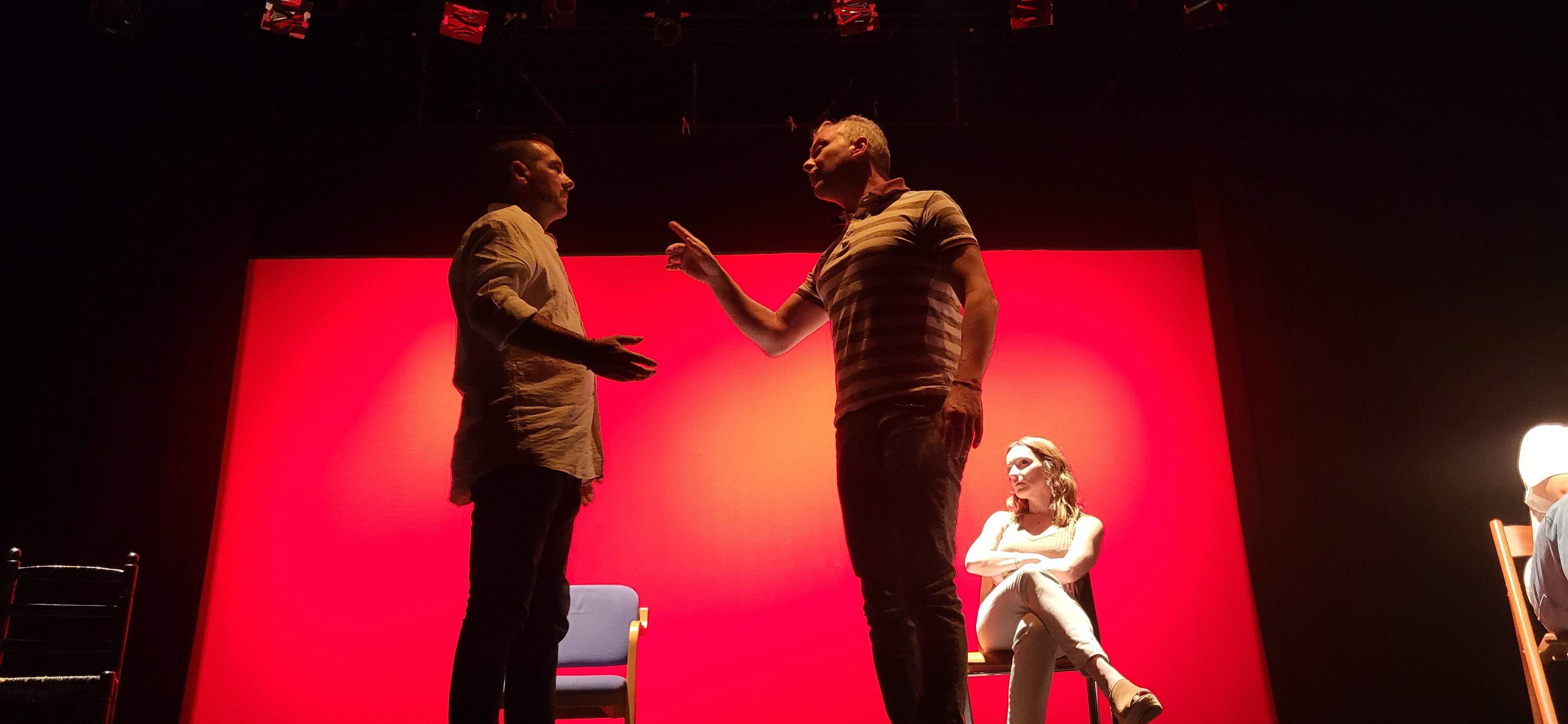  Los Salvatierra y la obra "Garnacha negra". Foto Myriam Martínez