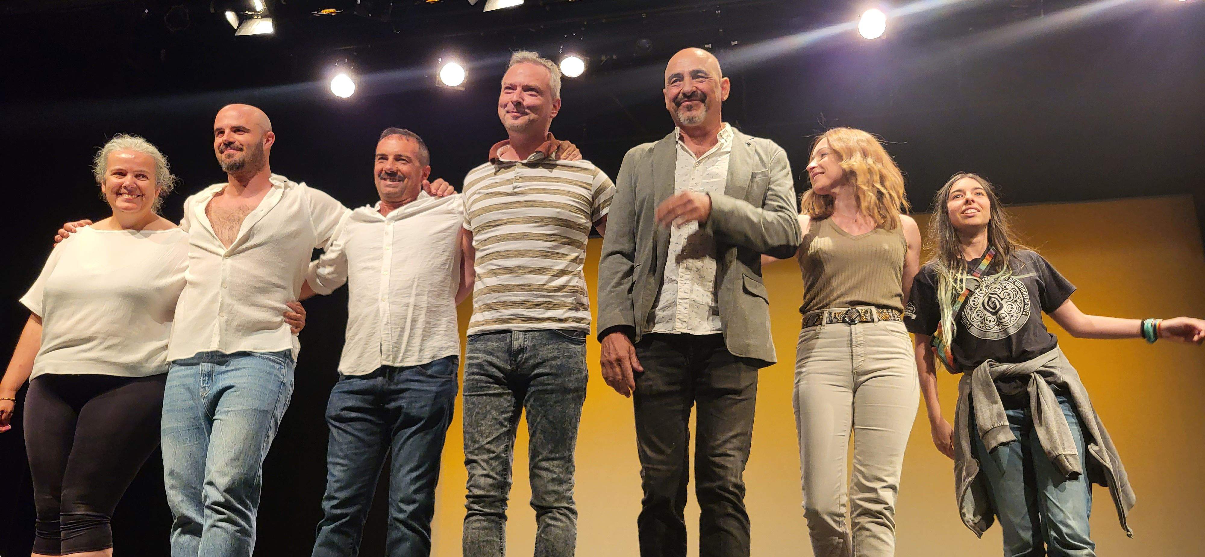 Los Salvatierra y la obra "Garnacha negra". Foto Myriam Martínez