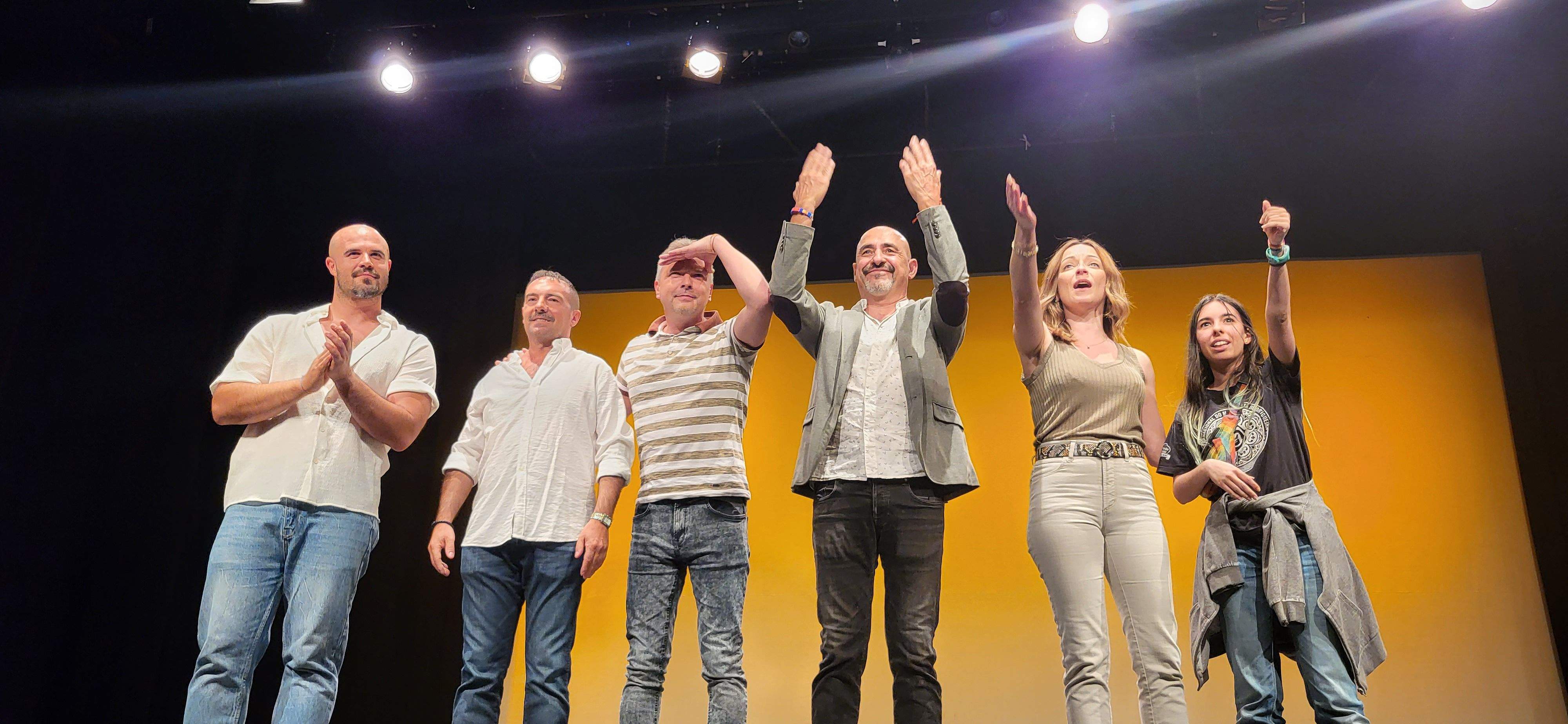 Los Salvatierra y la obra "Garnacha negra". Foto Myriam Martínez