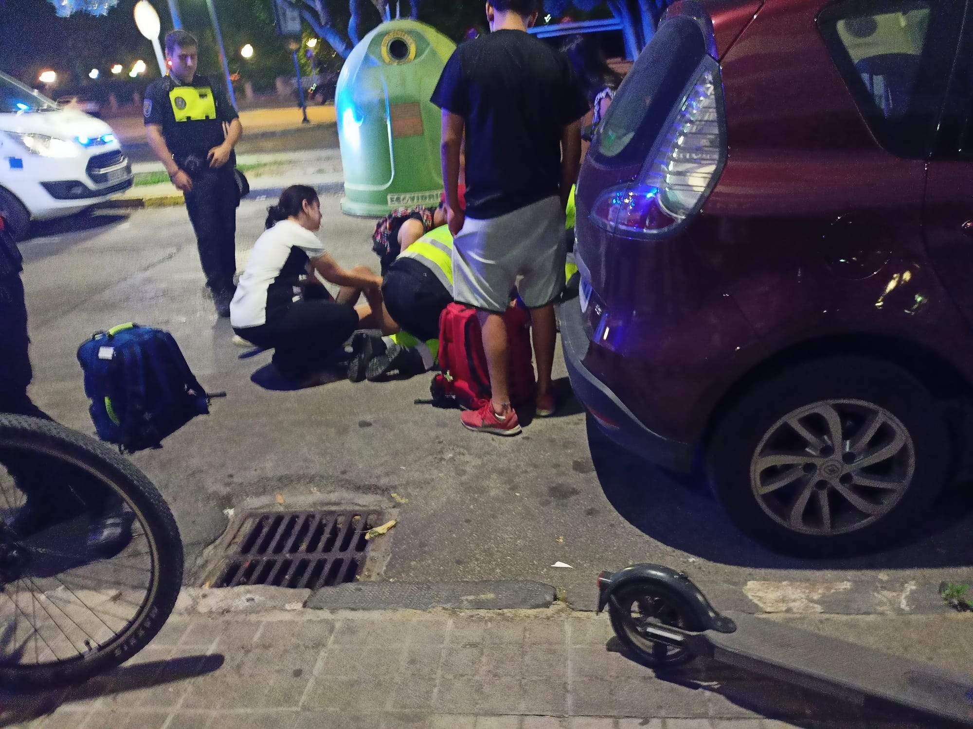 Atención a la accidentada en patinete