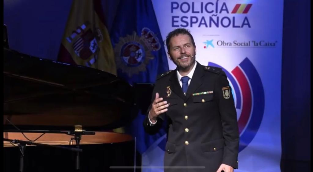 Ángel Cortés, el tenor de la Policía Nacional, participa en el Homenaje a las Víctimas del Terrorismo en Huesca