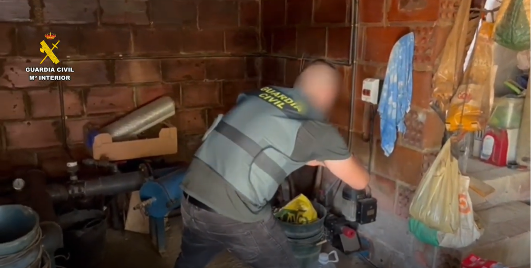 Los agentes del Grupo Roca inspeccionando una nave. 