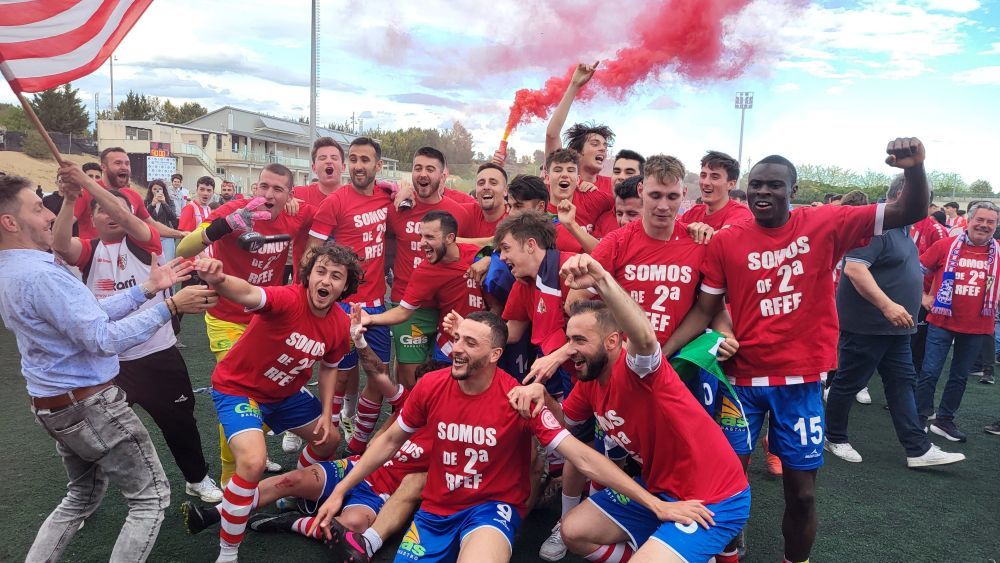 El Barbastro, en plena celebración del ascenso. Foto Adrián Mora.