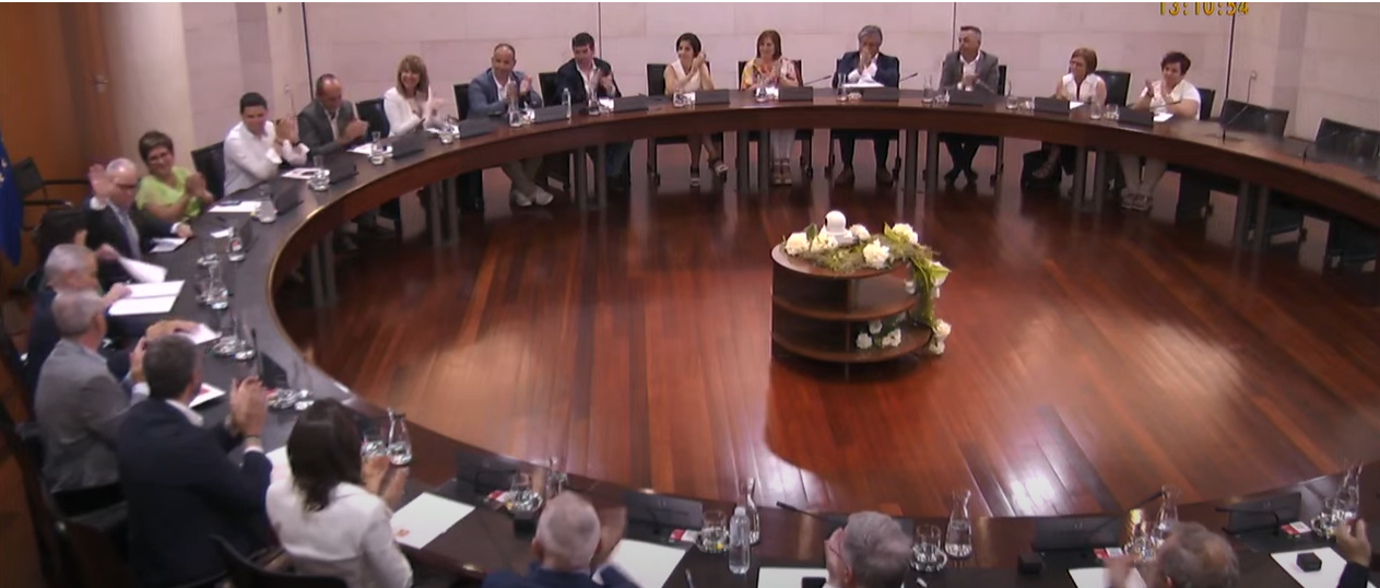 Miguel Gracia agradece los aplausos en el cierre de la legislatura de la DPH.