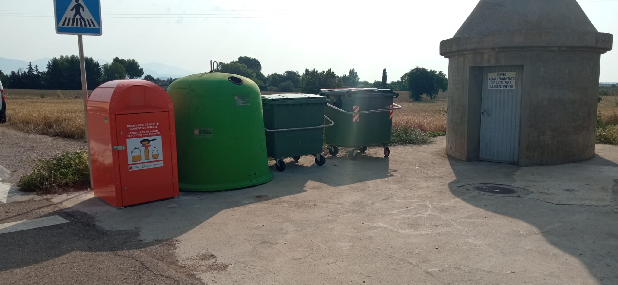 Contenedor de aceite usado instalado en un barrio rural de Huesca.