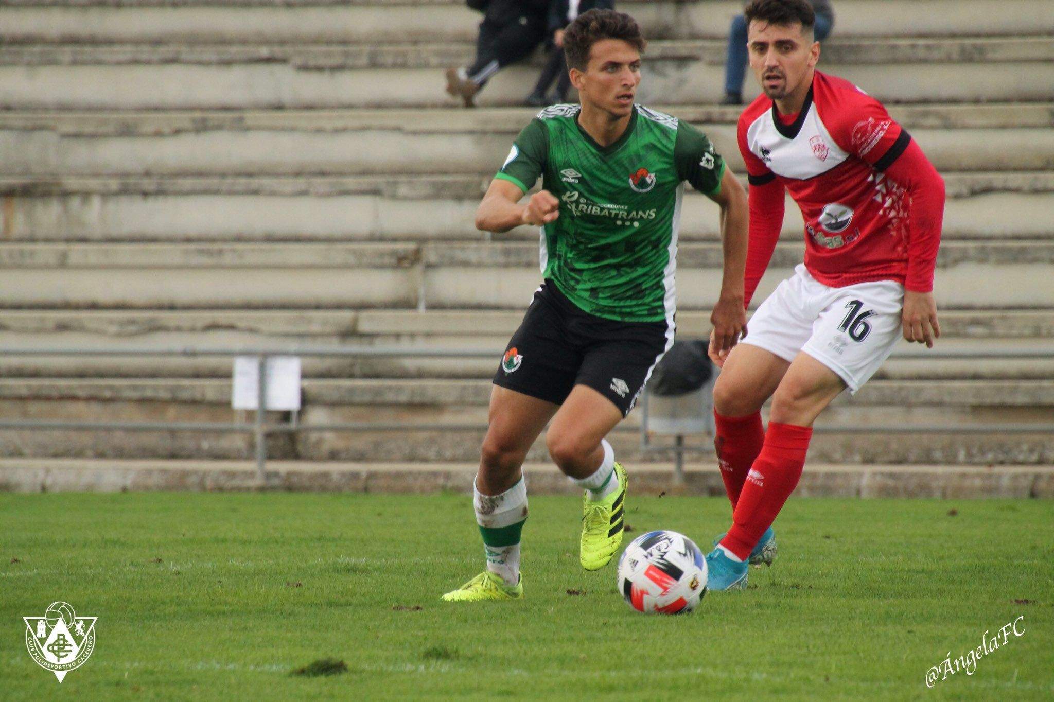 Javito López en un partido con el Cacereño. Foto: @AngelaFC