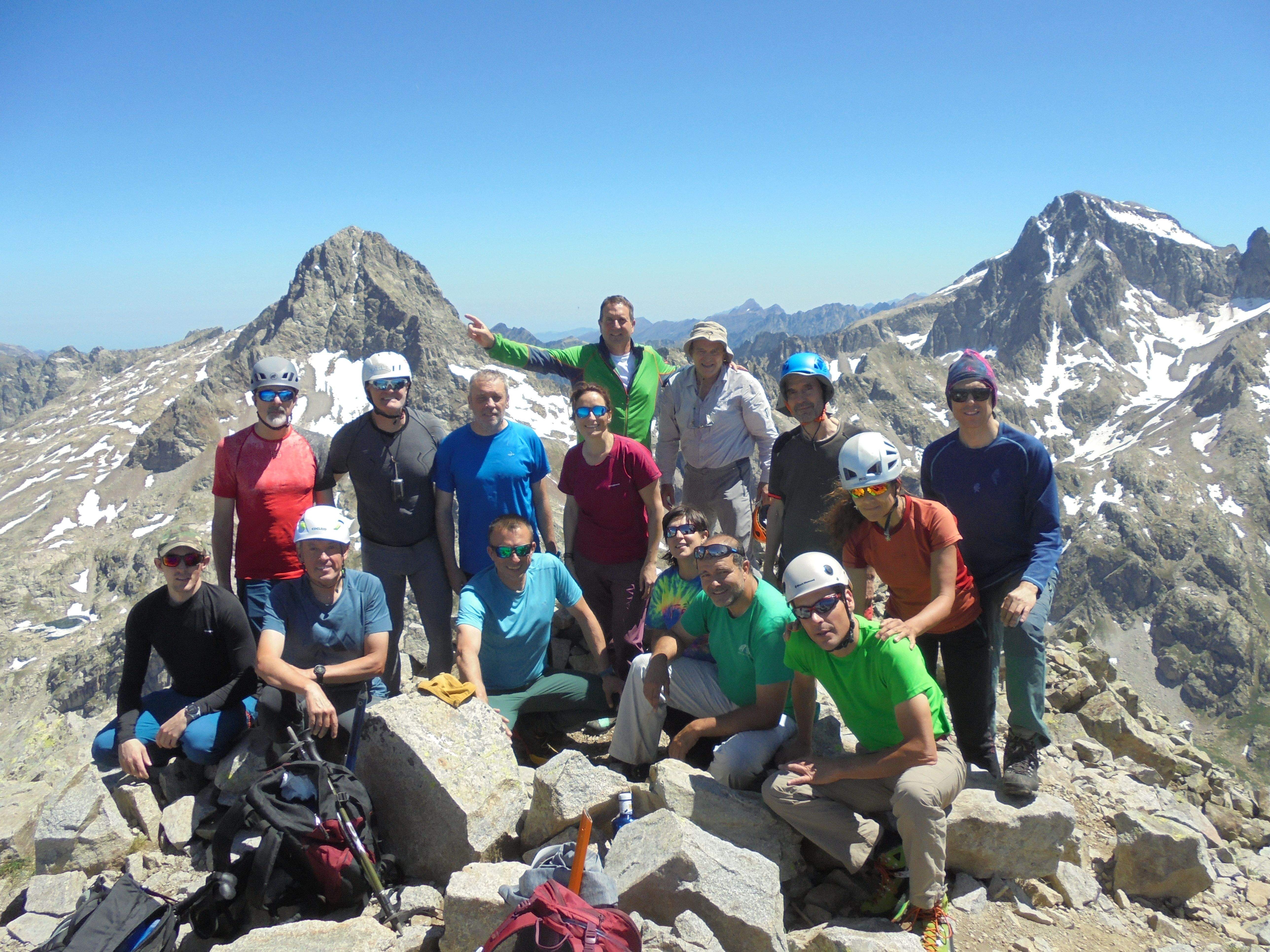 El grupo en la cima del pico Arriel.