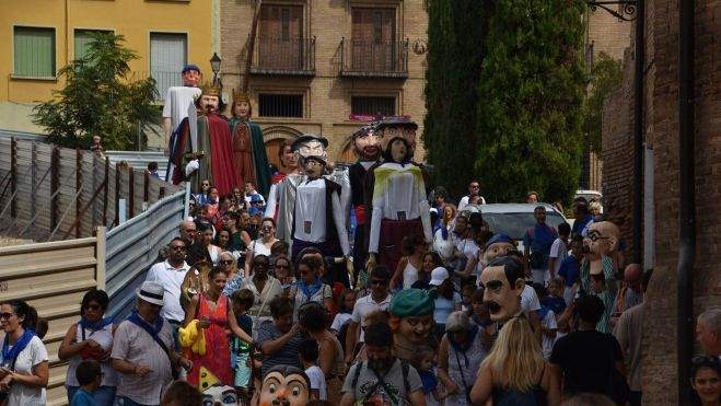 Comparsa de Gigantes y Cabezudos. Comparsa de Gigantes y Cabezudos.