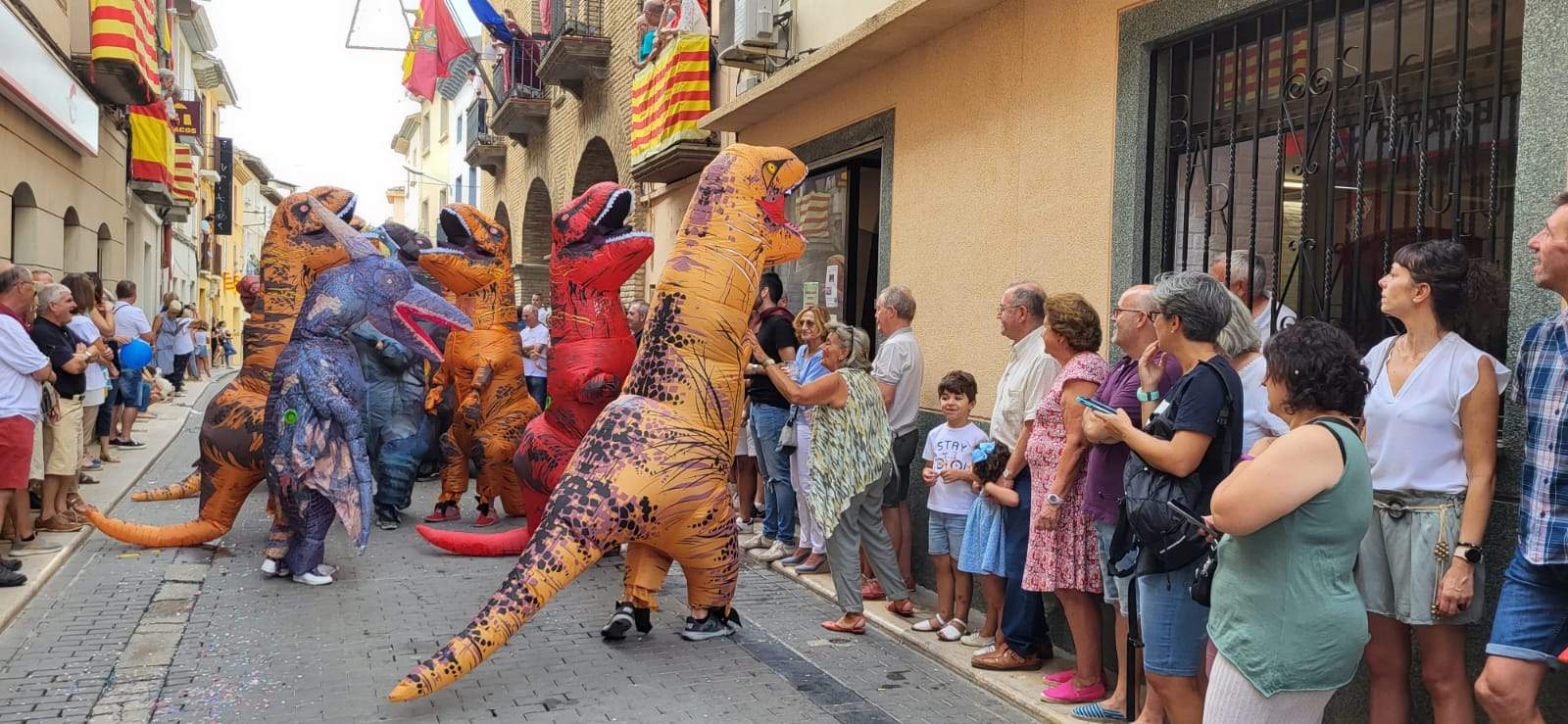 Almudévar muestra su creatividad en una cabalgata "excelente"