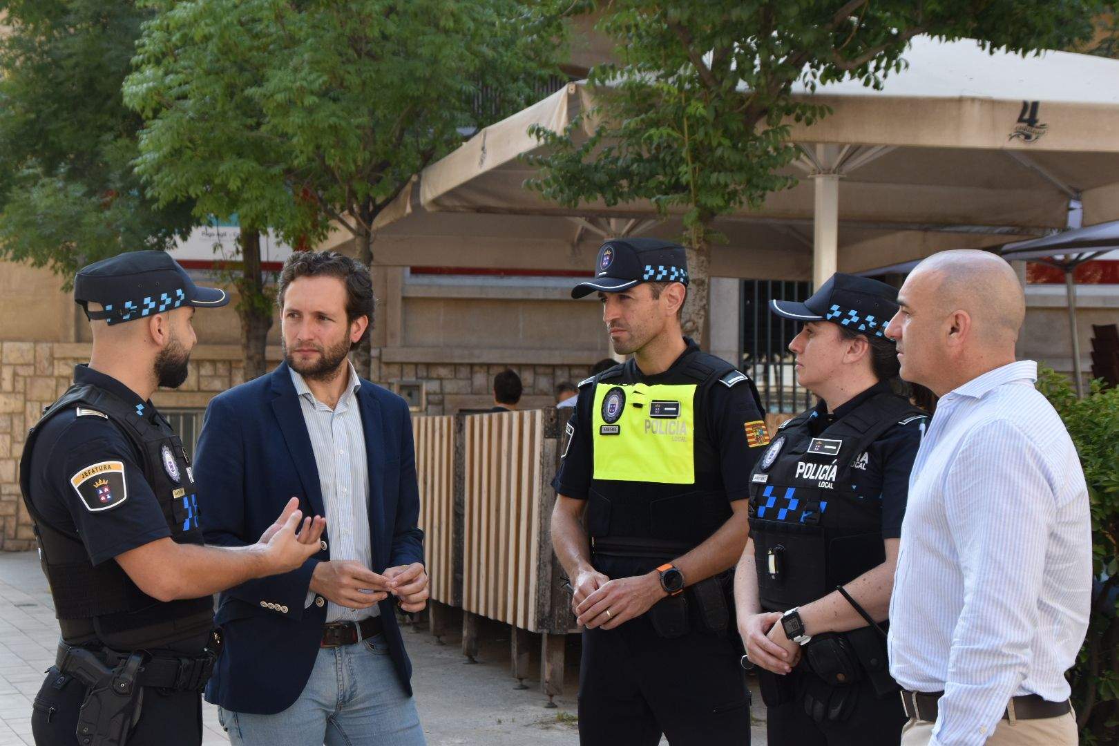 El alcalde de Monzón con agentes de la Policía Local.