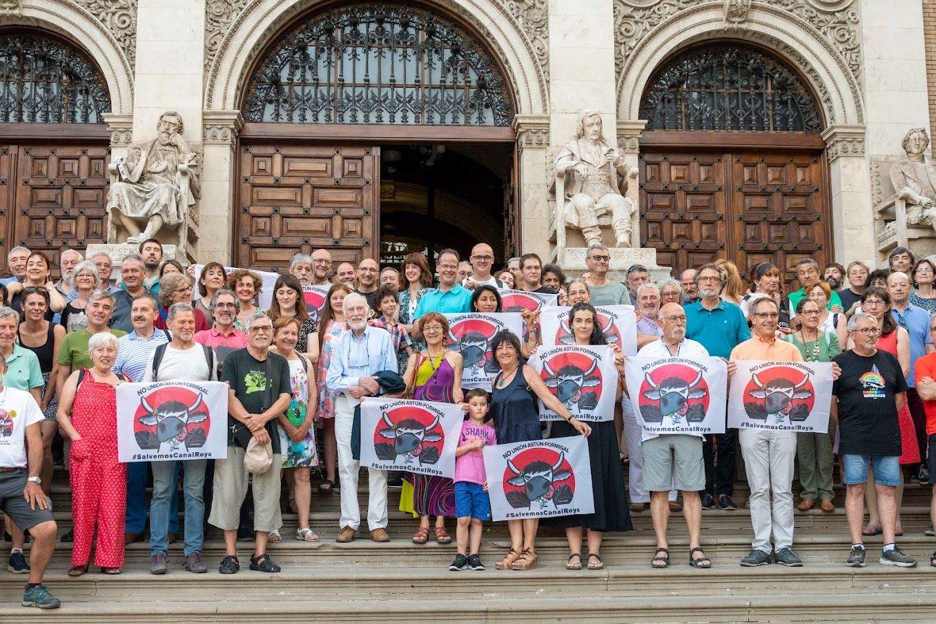 Eduardo Martínez de Pisón con asistentes al acto mostrando a Anayeta, símbolo de la lucha para preservar Canal Roya.