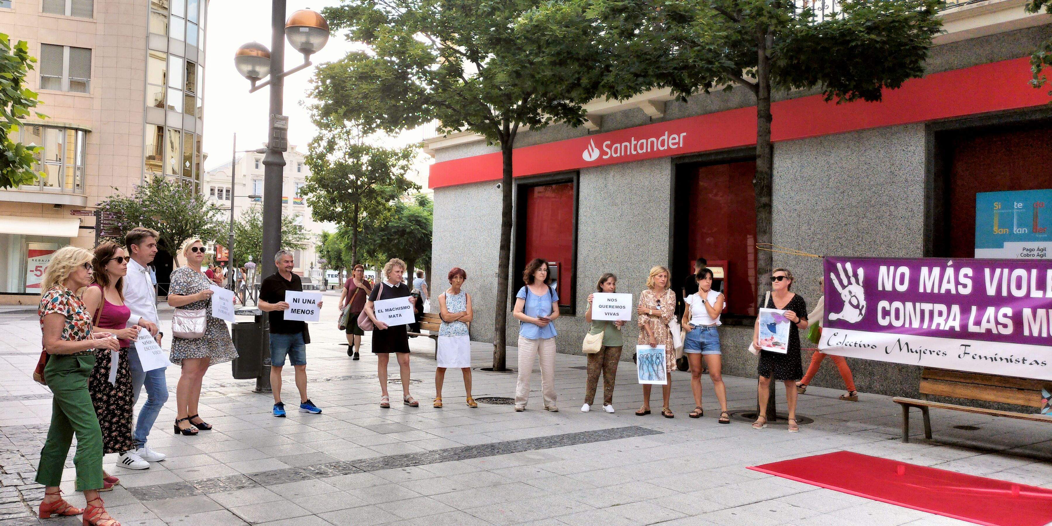 Concentración contra las violencias machistas en la plaza Concepción Arenal de Huesca. Foto M.J.Sampietro