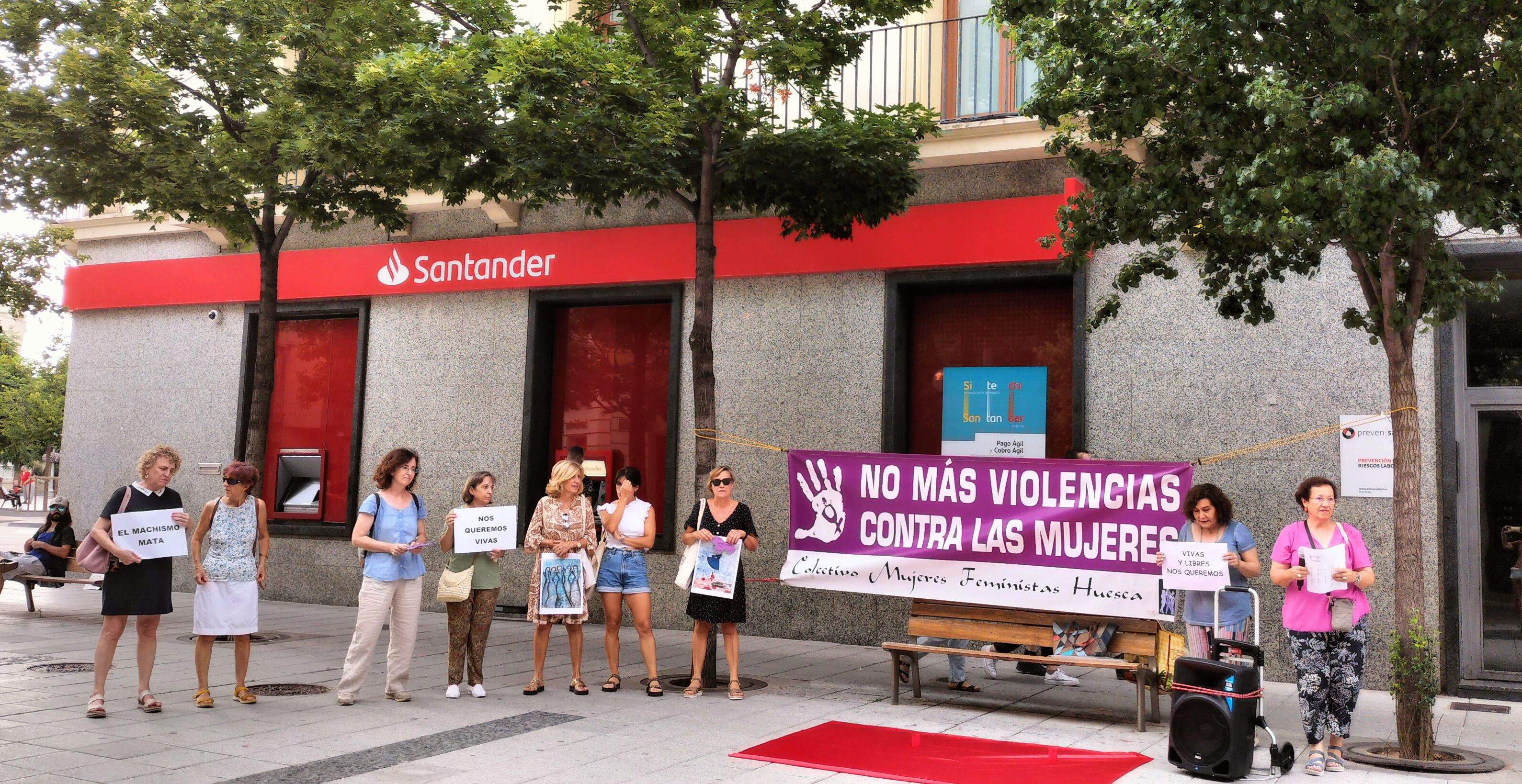 Concentración contra las violencias machistas en la plaza Concepción Arenal de Huesca. Foto M.J.Sampietro