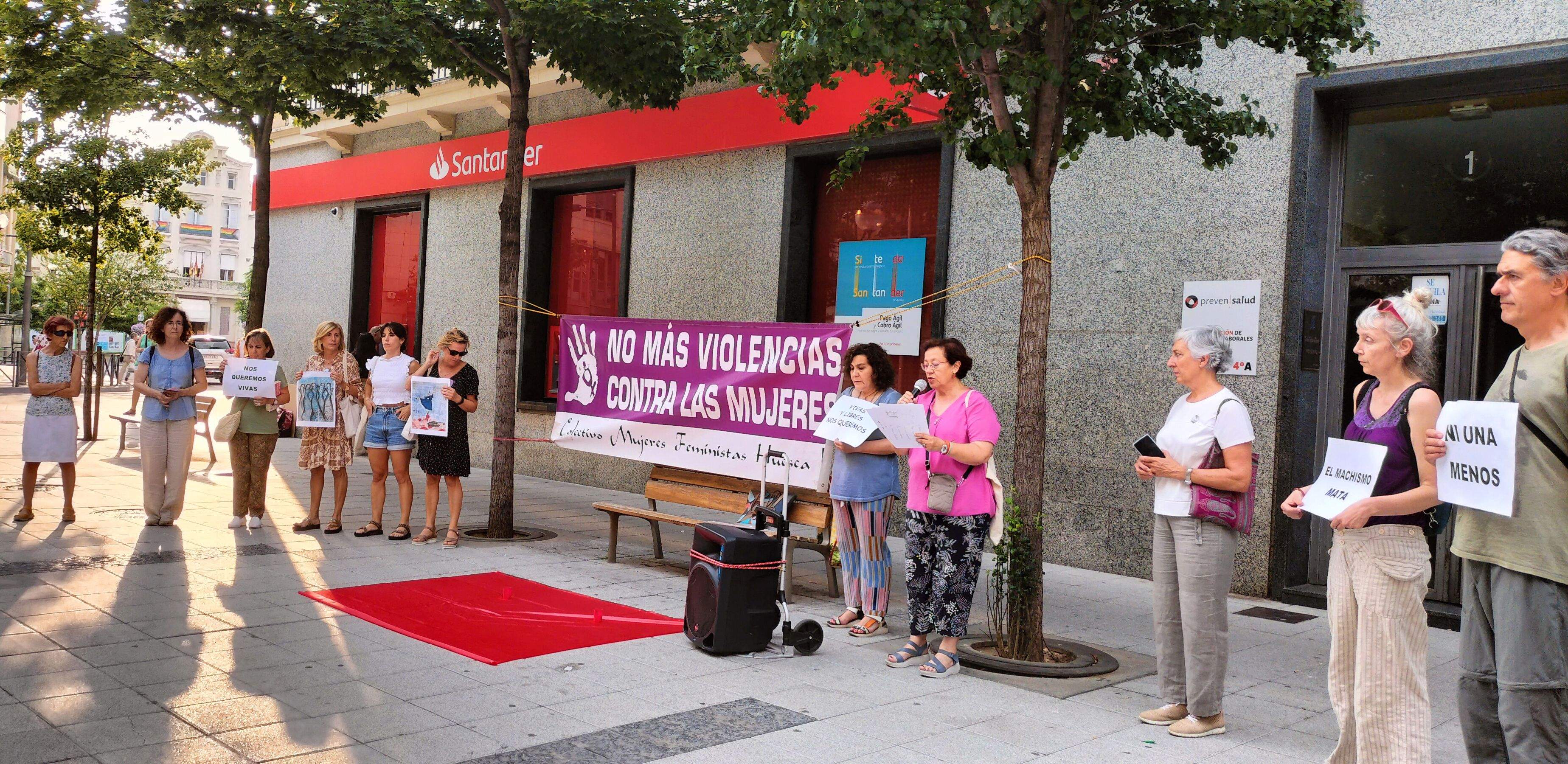 Concentración contra las violencias machistas en la plaza Concepción Arenal de Huesca. Foto M.J.Sampietro