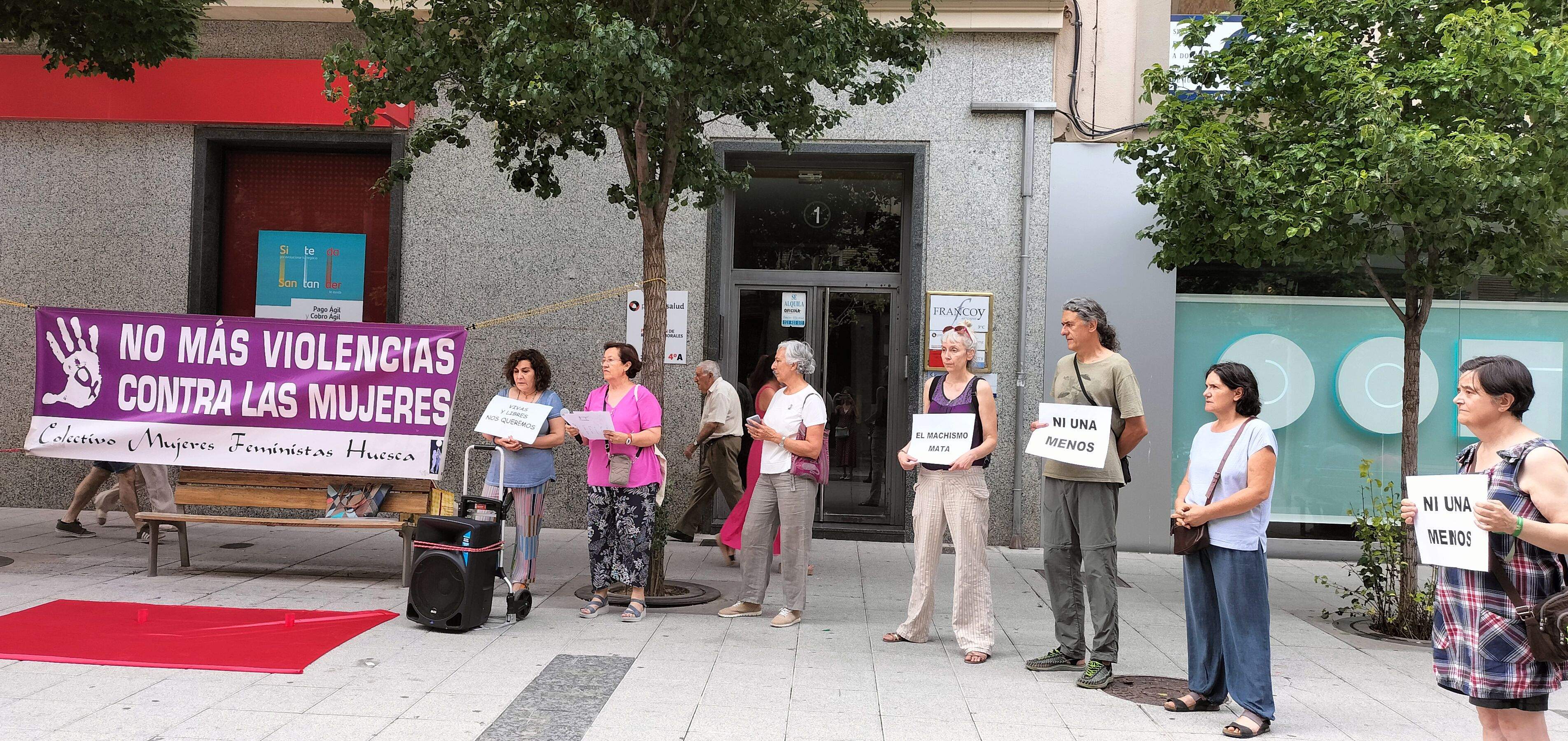 Concentración contra las violencias machistas en la plaza Concepción Arenal de Huesca. Foto M.J.Sampietro