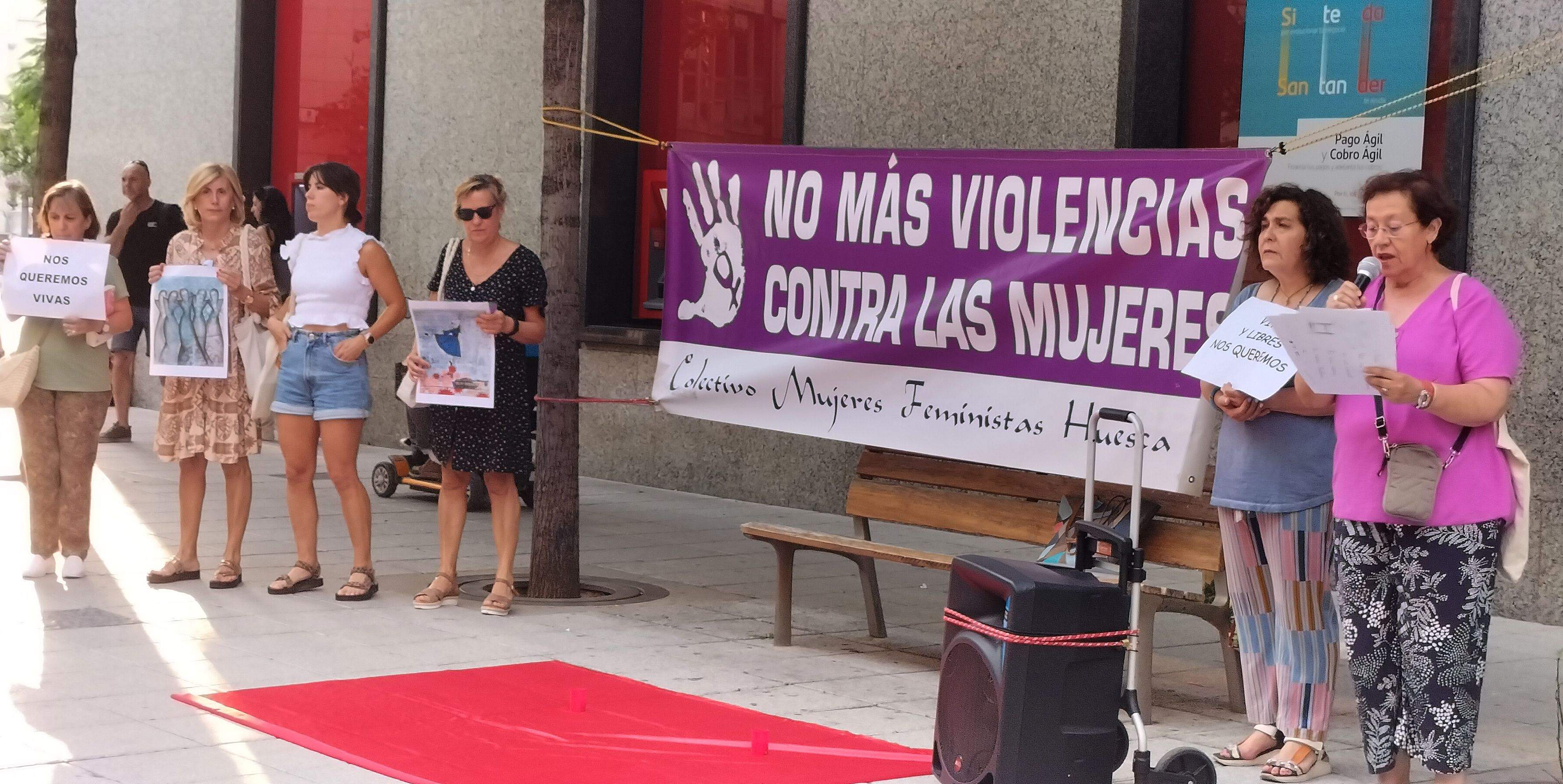 Concentración contra las violencias machistas en la plaza Concepción Arenal de Huesca. Foto M.J.Sampietro